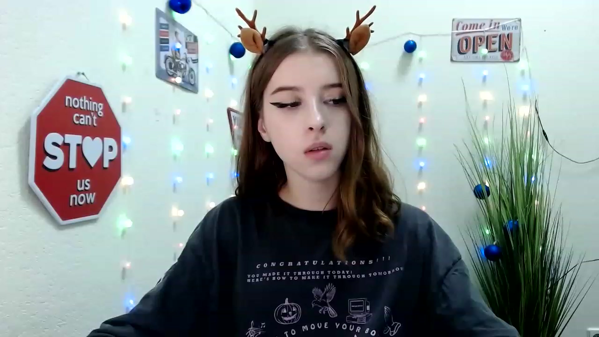 Gallery image thumbnail from Dreamy_devil's myfreecams stream on, 12/25/2022, 15:23 image 8 of 20