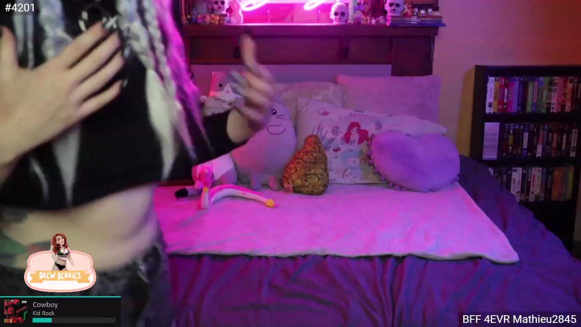 Gallery image thumbnail from DrewBerries's myfreecams stream on, 11/22/2022, 02:50 image 15 of 20