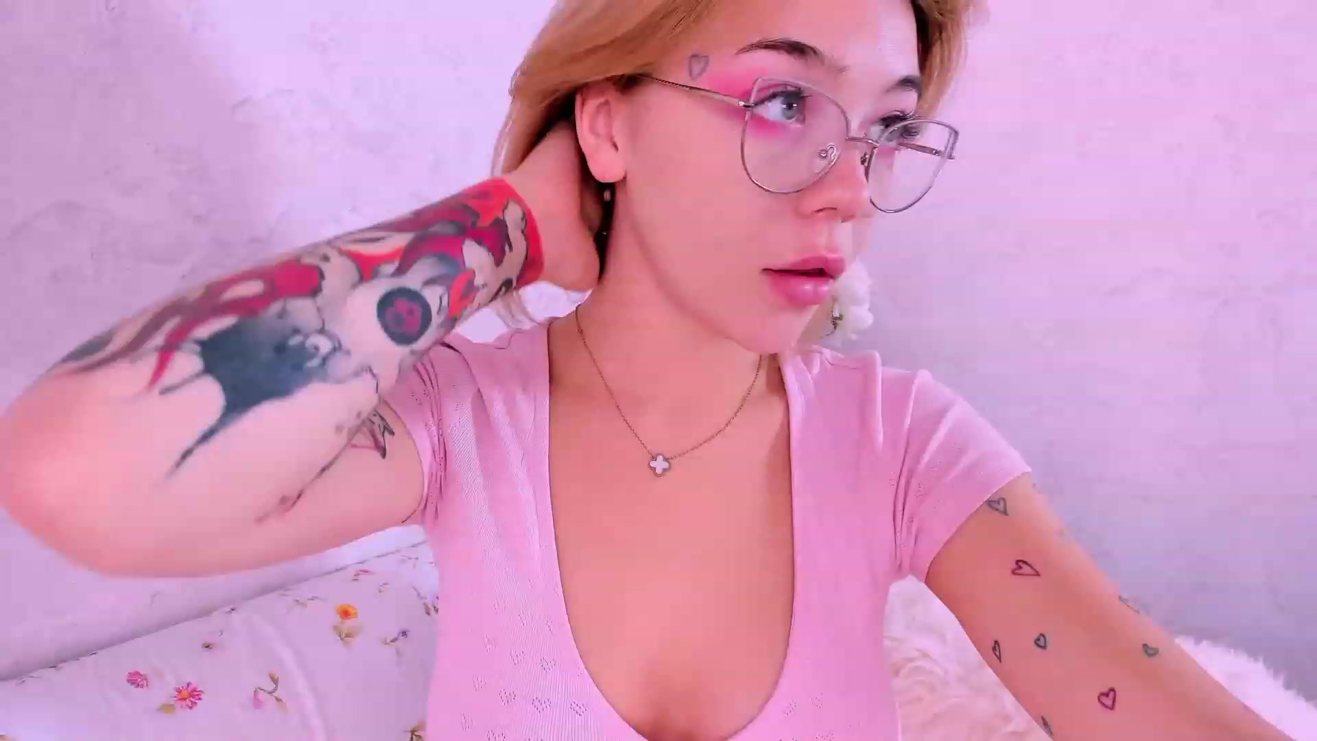Gallery image thumbnail from Droolgirl's myfreecams stream on, 08/28/2023, 06:20 image 15 of 20