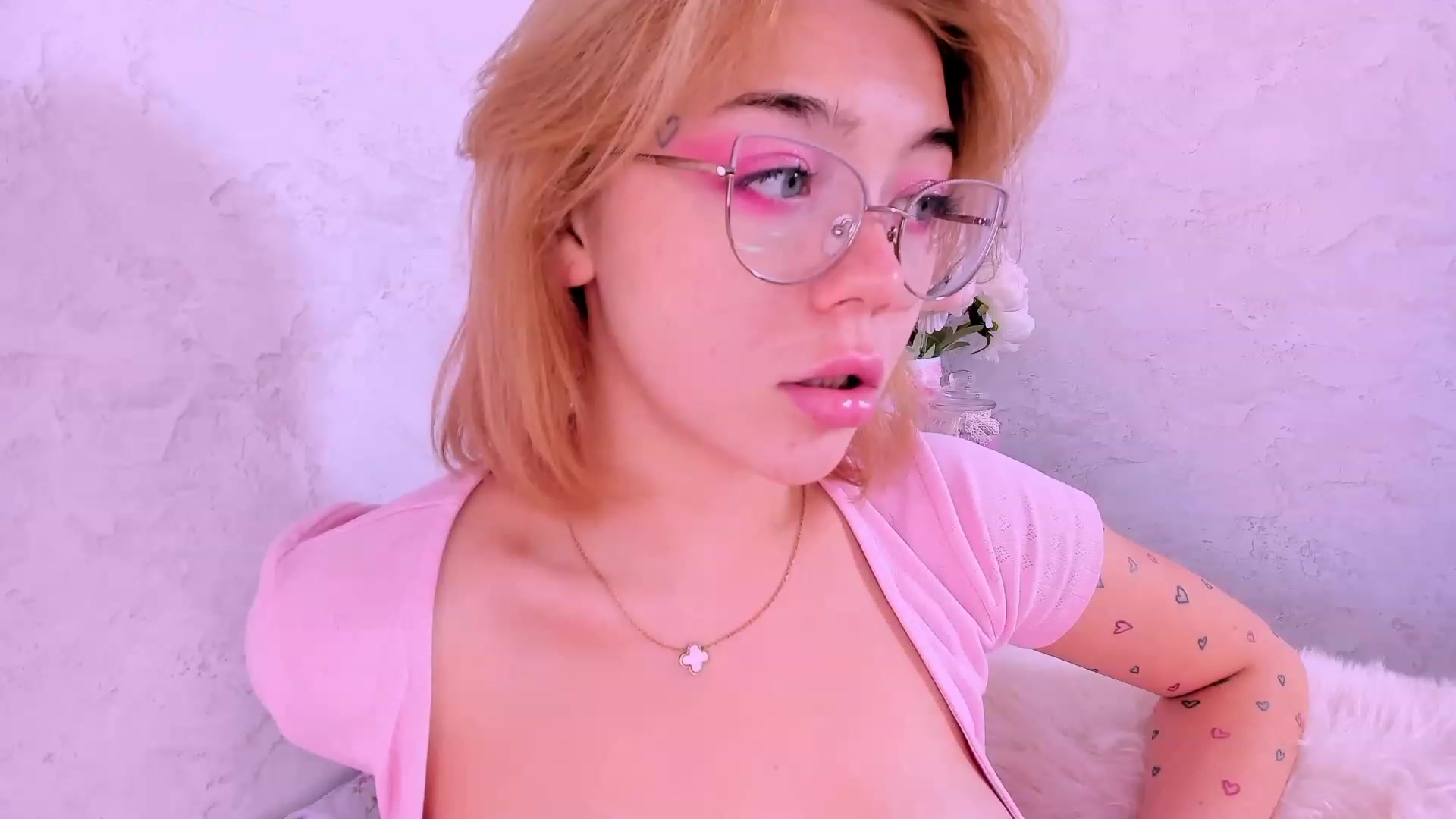 Gallery image thumbnail from Droolgirl's myfreecams stream on, 08/28/2023, 08:04 image 1 of 20