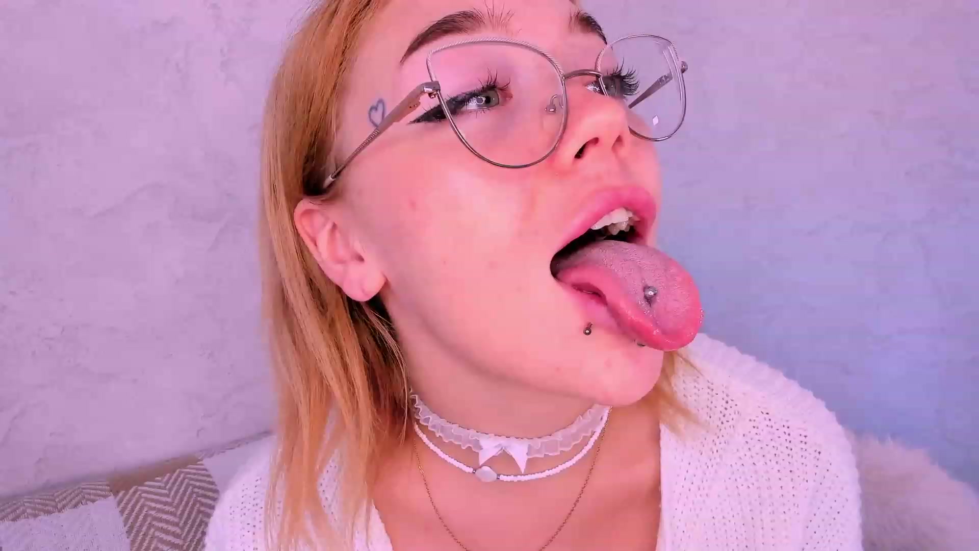 Gallery image thumbnail from Droolgirl's myfreecams stream on, 09/19/2023, 08:29 image 9 of 20