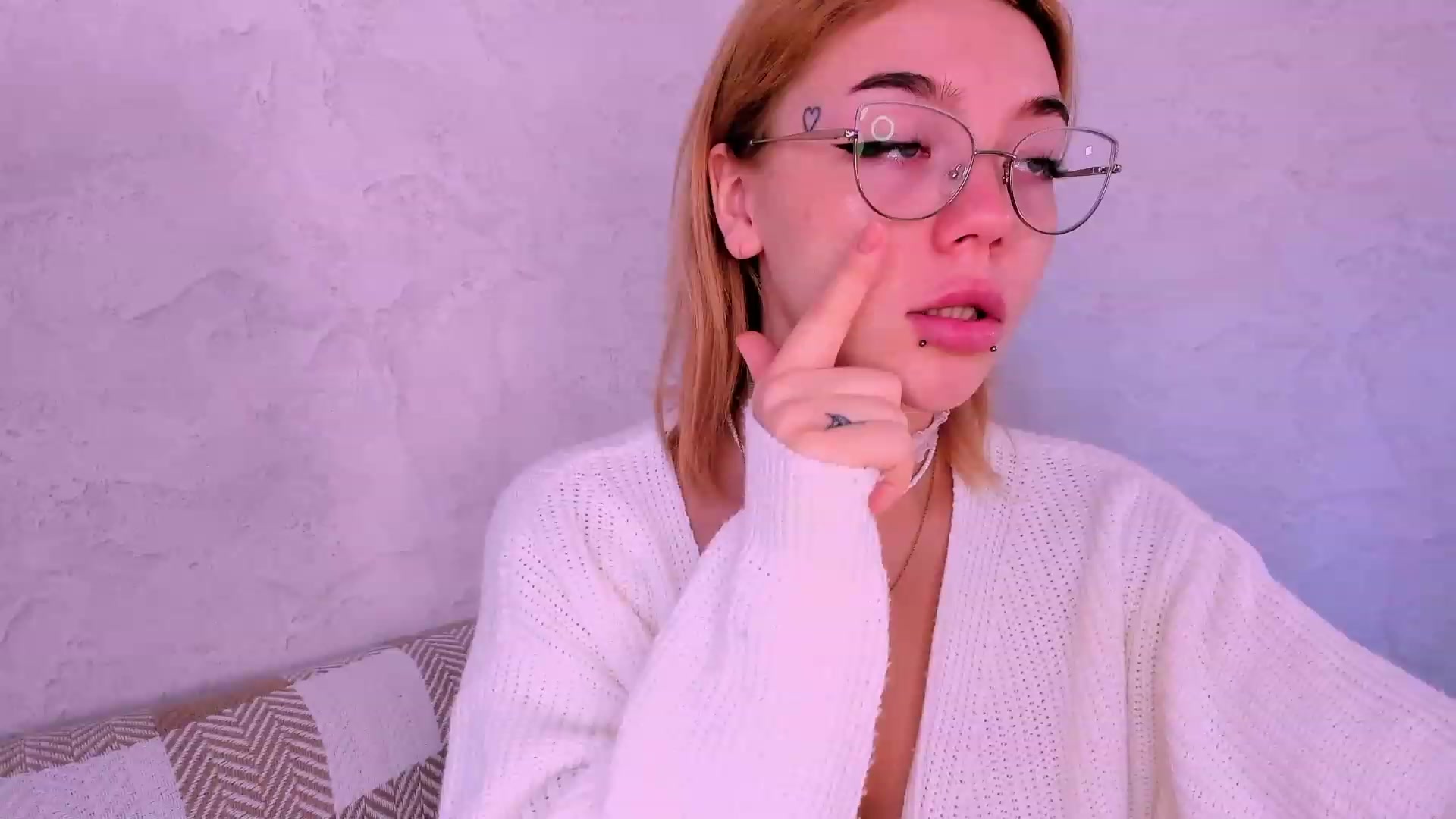 Gallery image thumbnail from Droolgirl's myfreecams stream on, 09/19/2023, 08:29 image 10 of 20