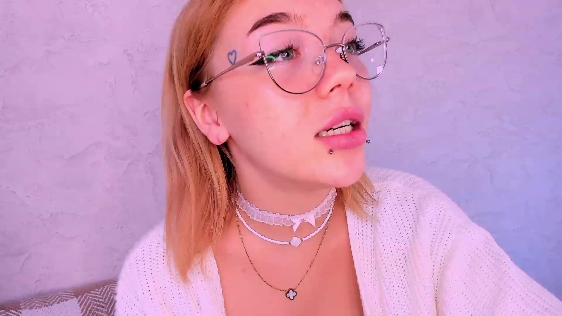 Gallery image thumbnail from Droolgirl's myfreecams stream on, 09/19/2023, 08:29 image 4 of 20