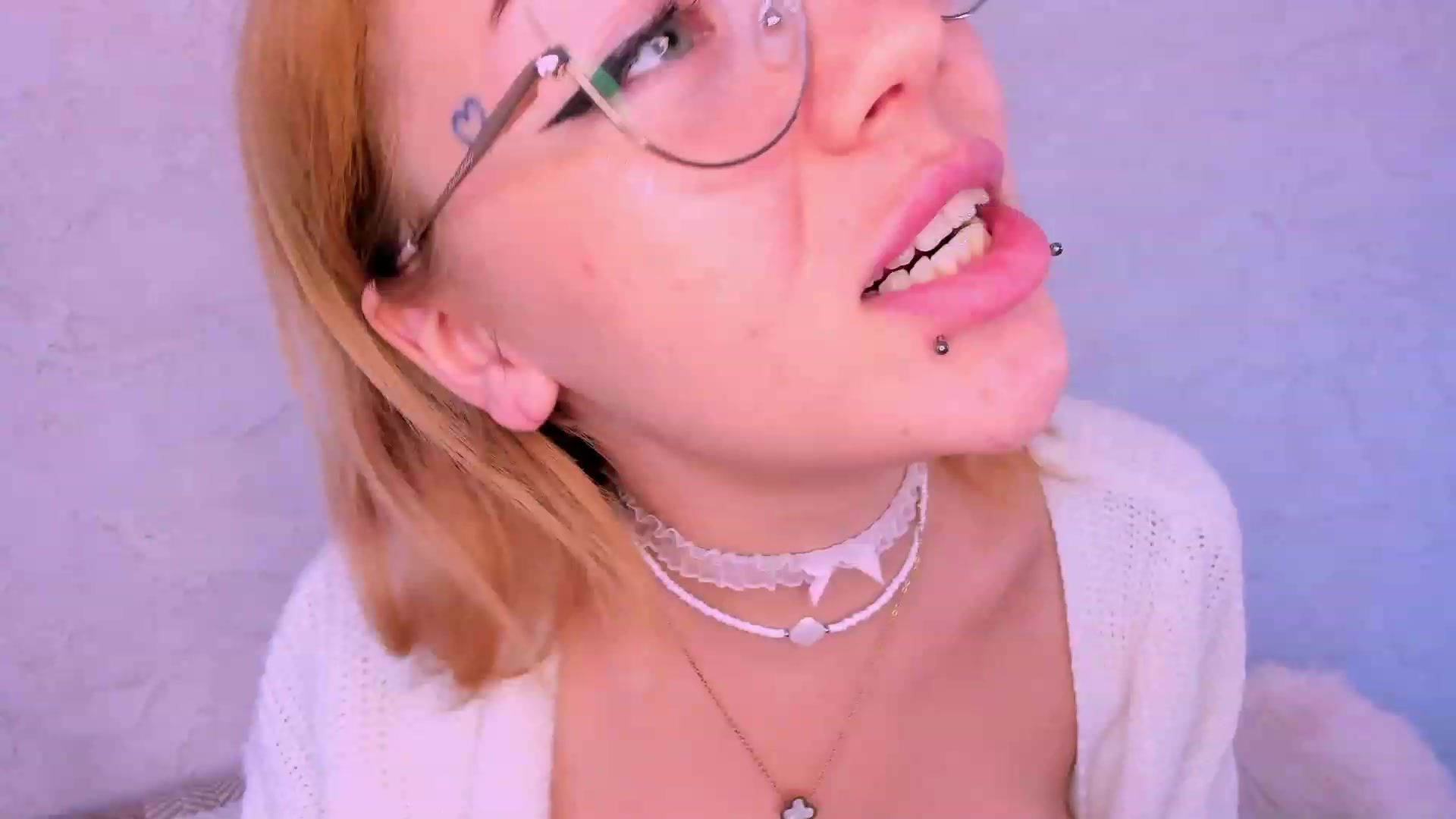 Gallery image thumbnail from Droolgirl's myfreecams stream on, 09/19/2023, 08:29 image 3 of 20