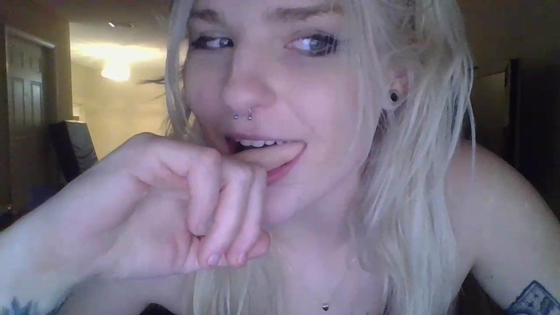 Gallery image thumbnail from DuckChan0's myfreecams stream on, 11/23/2022, 16:56 image 19 of 20
