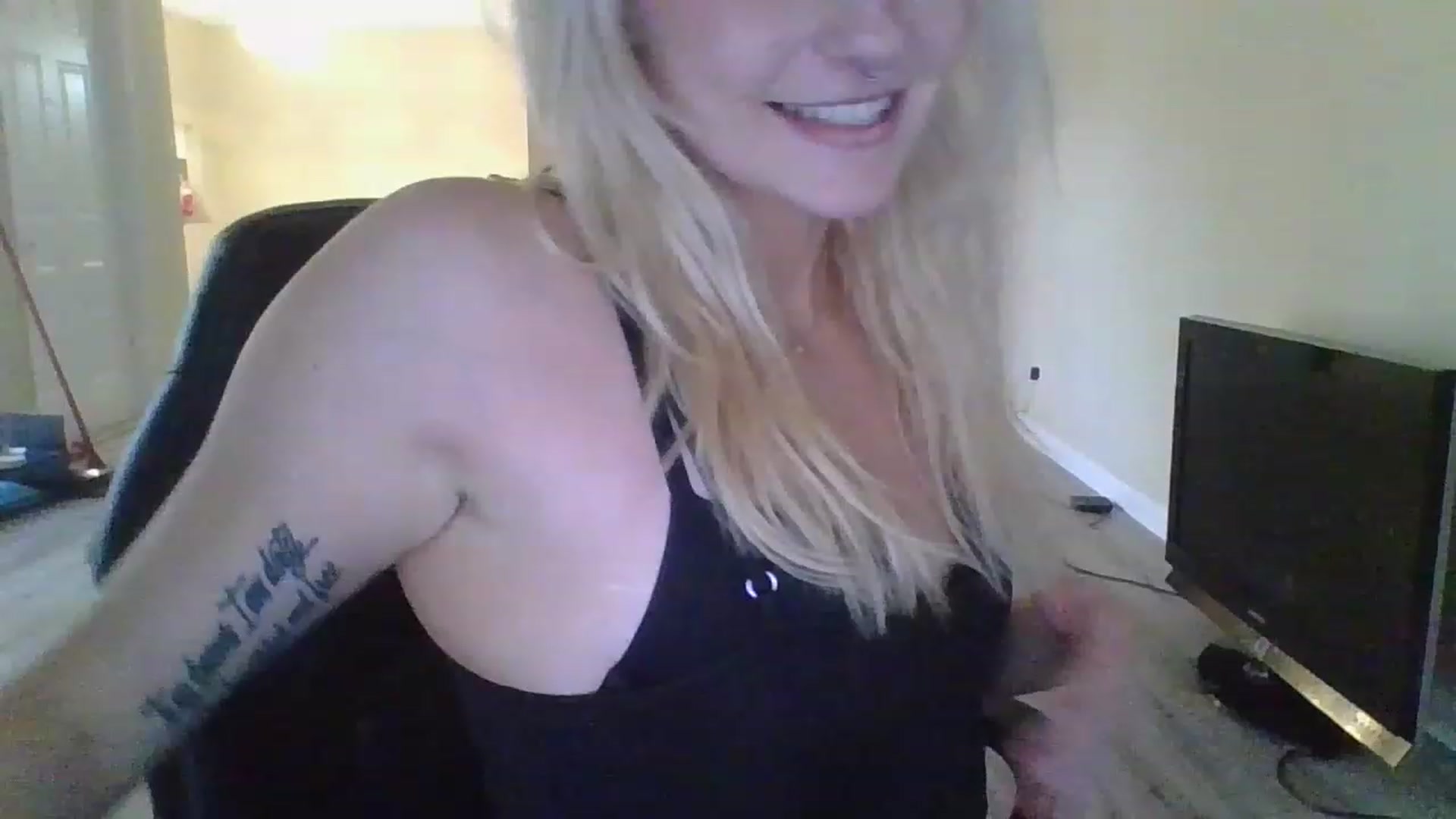 Gallery image thumbnail from DuckChan0's myfreecams stream on, 12/05/2022, 19:57 image 2 of 20