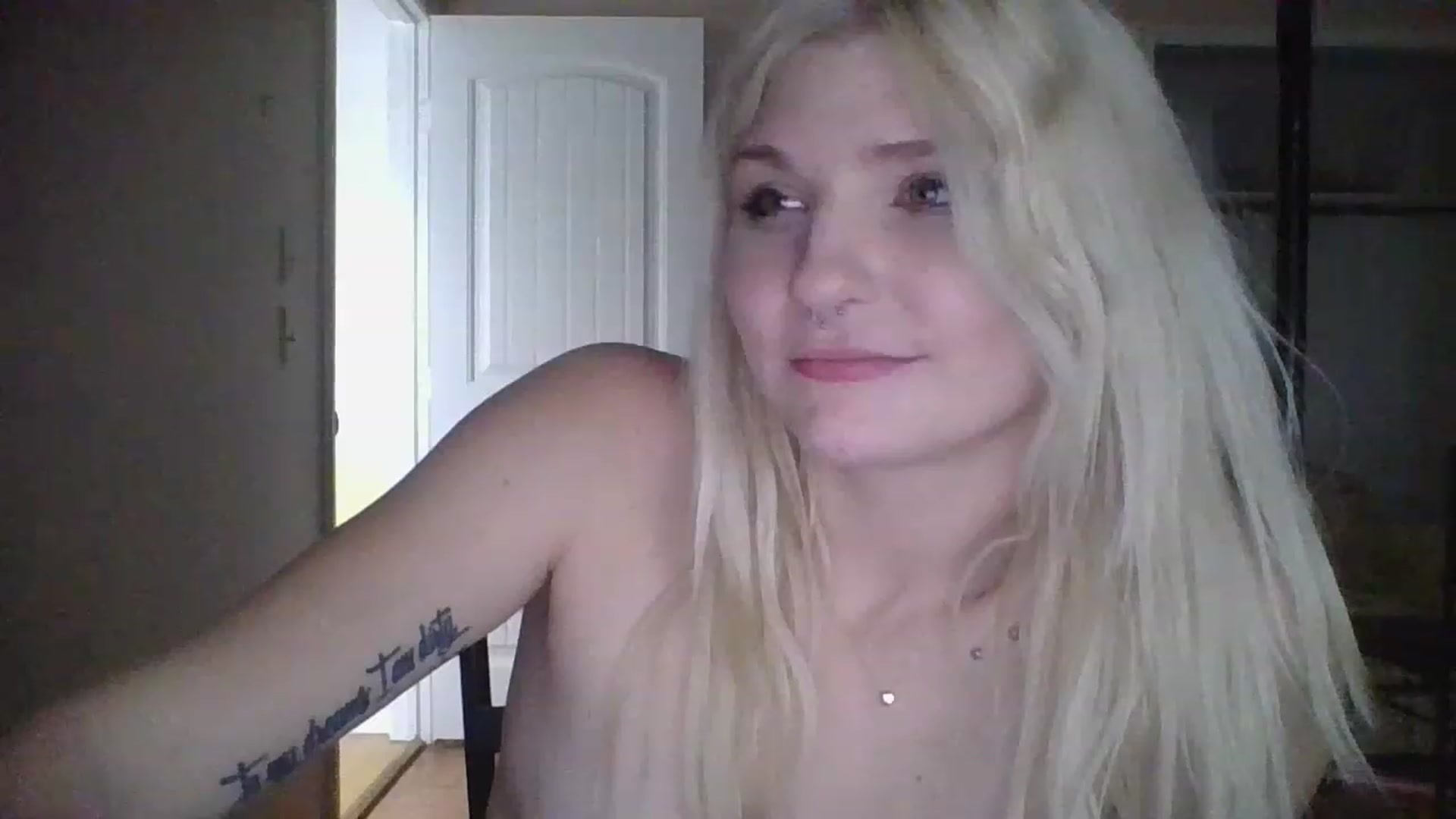Gallery image thumbnail from DuckChan0's myfreecams stream on, 12/12/2022, 17:52 image 17 of 20