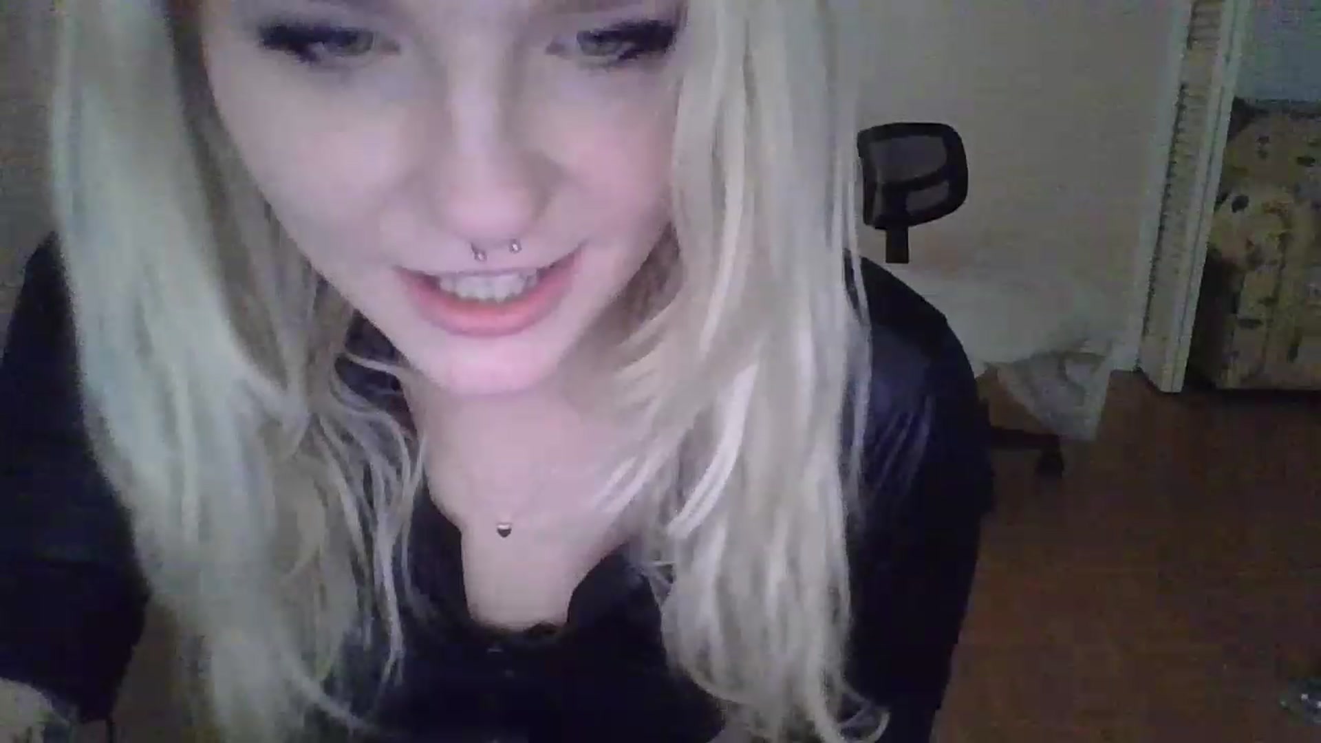 Gallery image thumbnail from DuckChan0's myfreecams stream on, 12/16/2022, 18:41 image 8 of 20