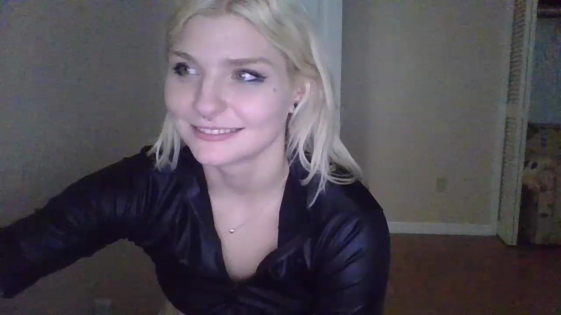 Gallery image thumbnail from DuckChan0's myfreecams stream on, 12/16/2022, 18:41 image 13 of 20