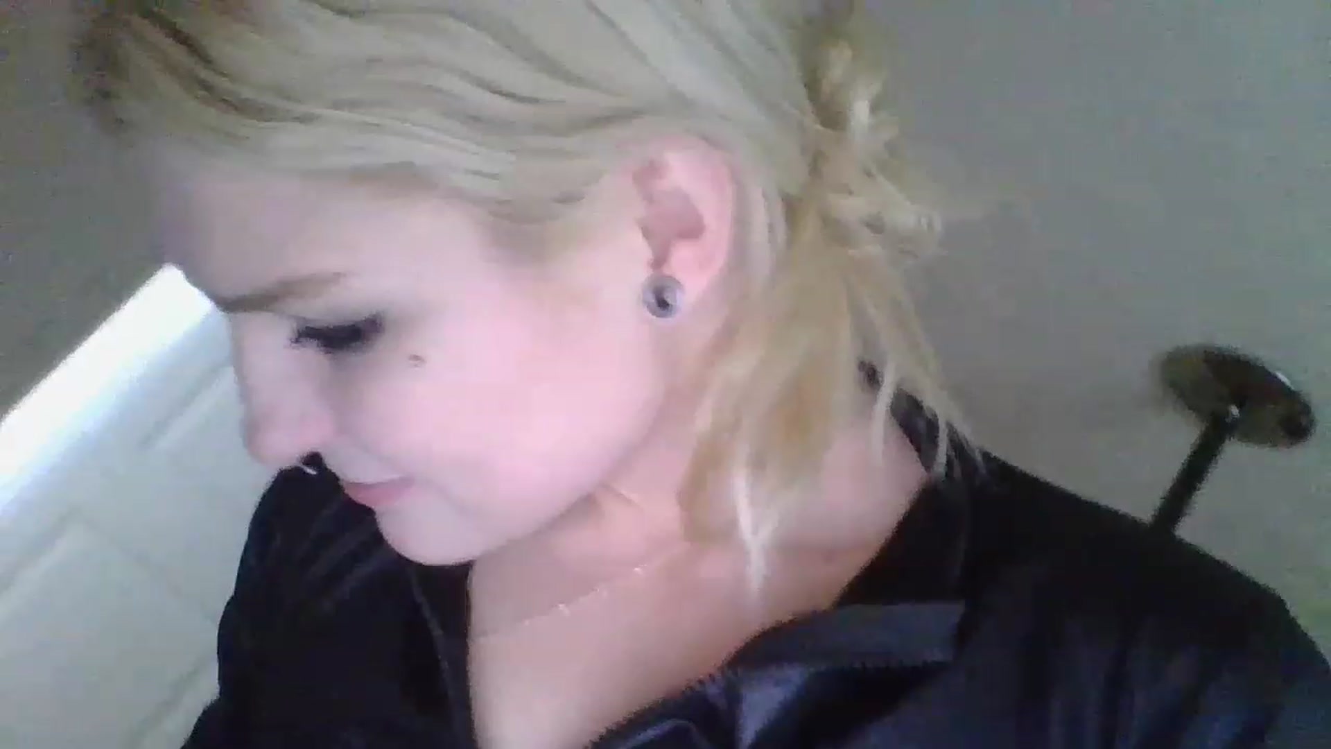 Gallery image thumbnail from DuckChan0's myfreecams stream on, 12/16/2022, 18:41 image 10 of 20