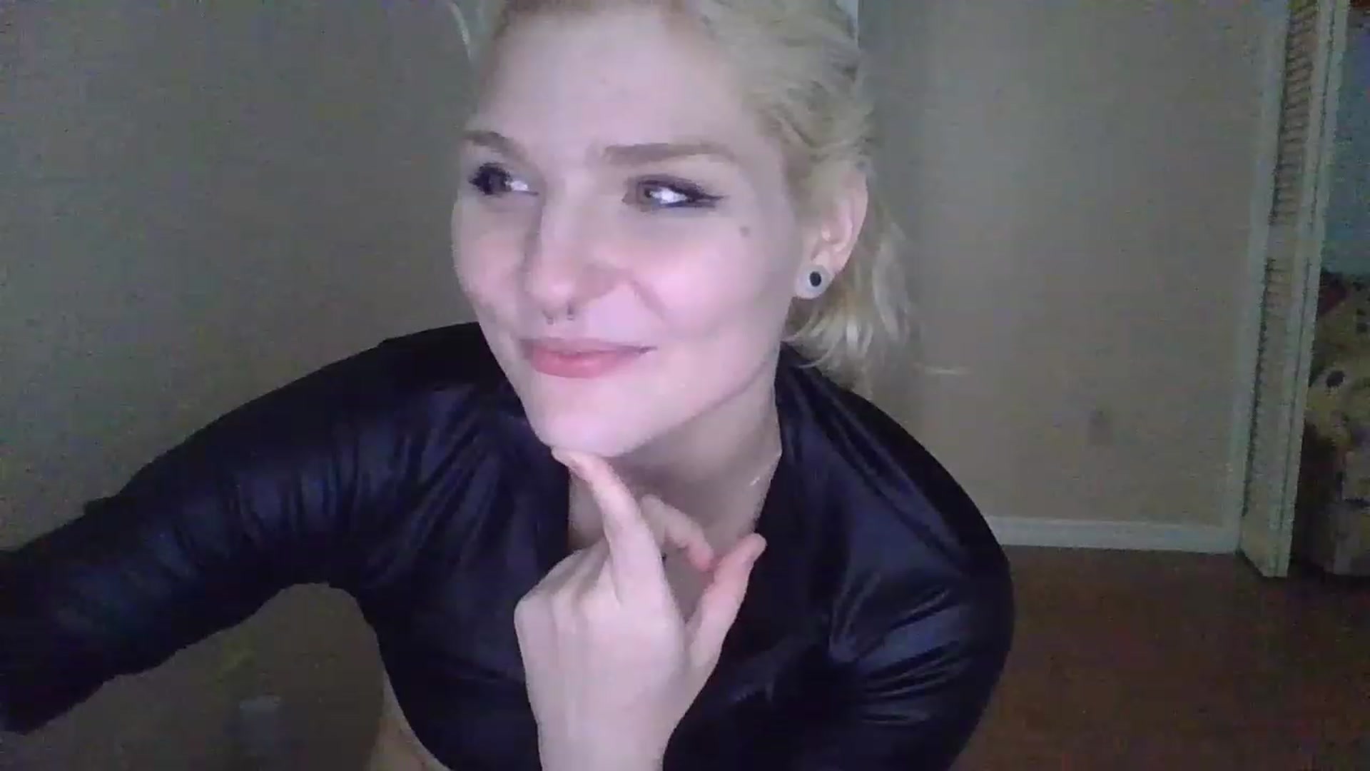 Gallery image thumbnail from DuckChan0's myfreecams stream on, 12/16/2022, 18:41 image 14 of 20