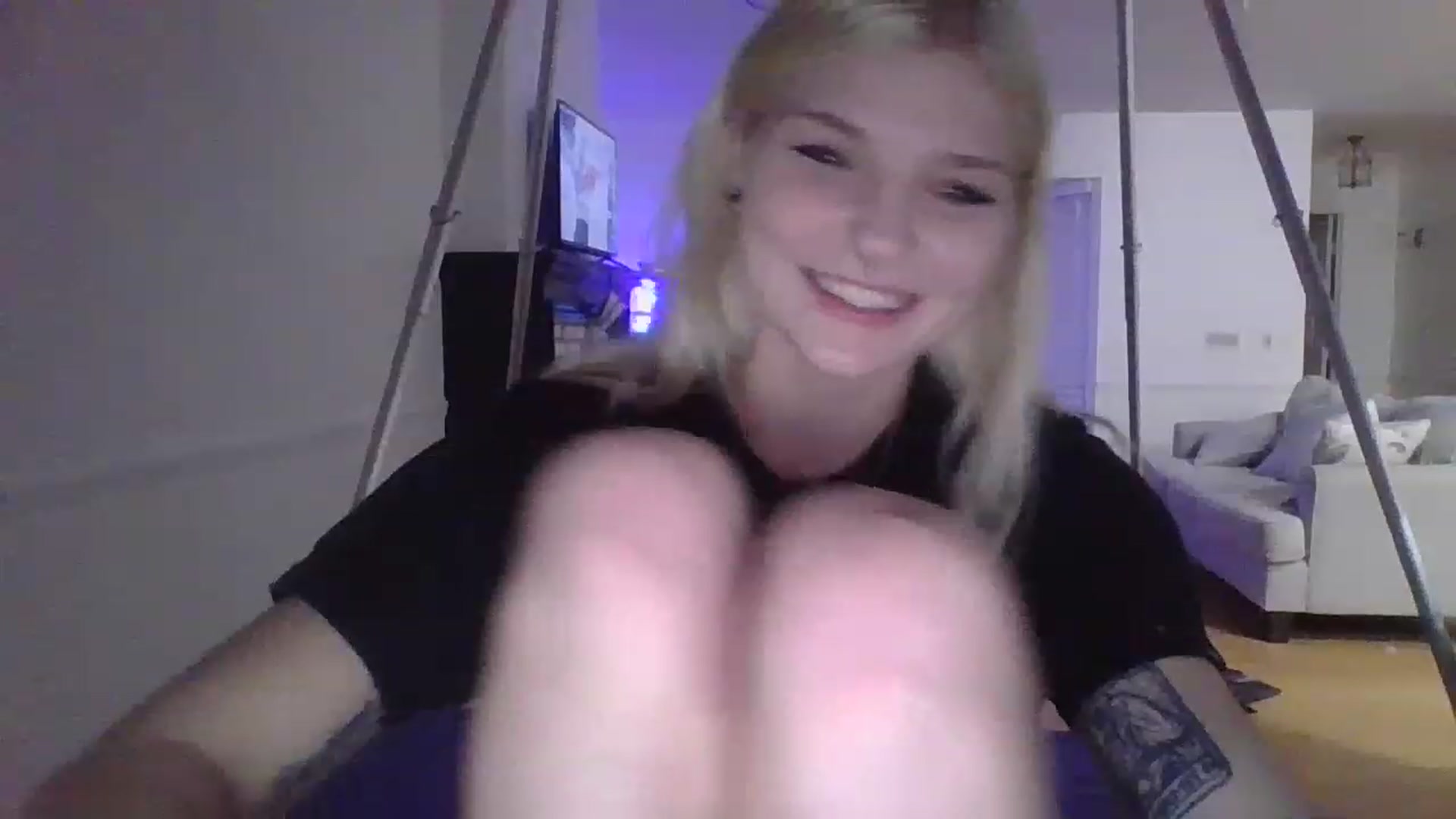 Gallery image thumbnail from DuckChan0's myfreecams stream on, 12/18/2022, 01:06 image 10 of 20
