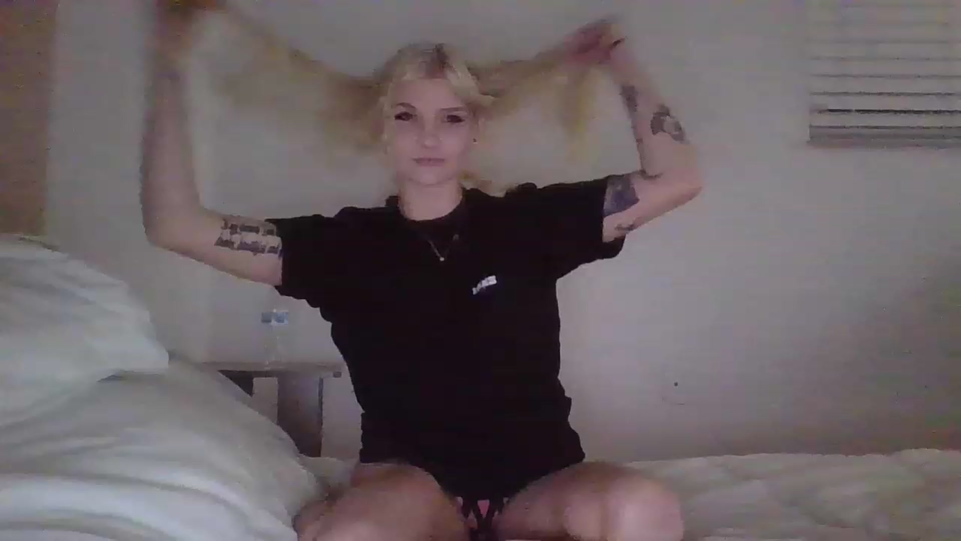 Gallery image thumbnail from DuckChan0's myfreecams stream on, 12/18/2022, 01:06 image 7 of 20