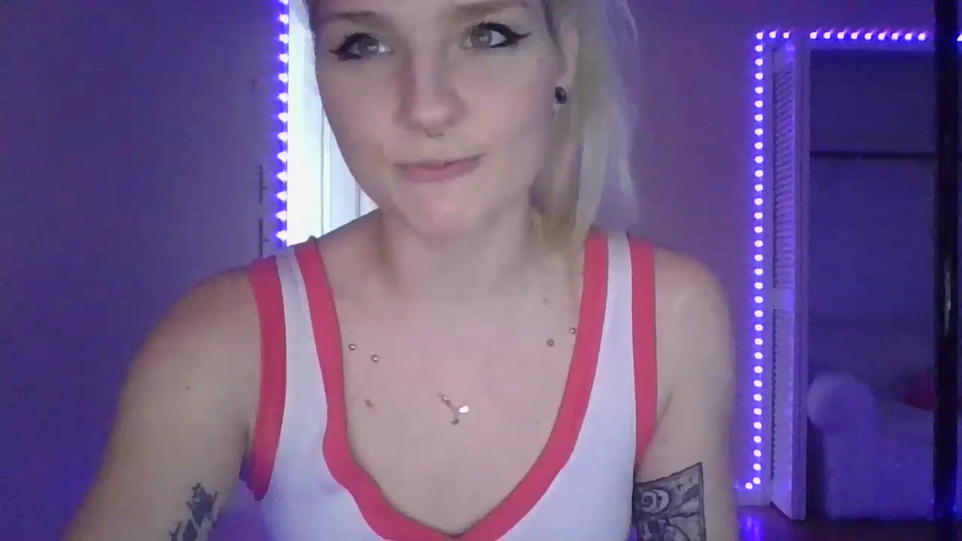 Gallery image thumbnail from DuckChan0's myfreecams stream on, 12/19/2022, 16:40 image 12 of 20