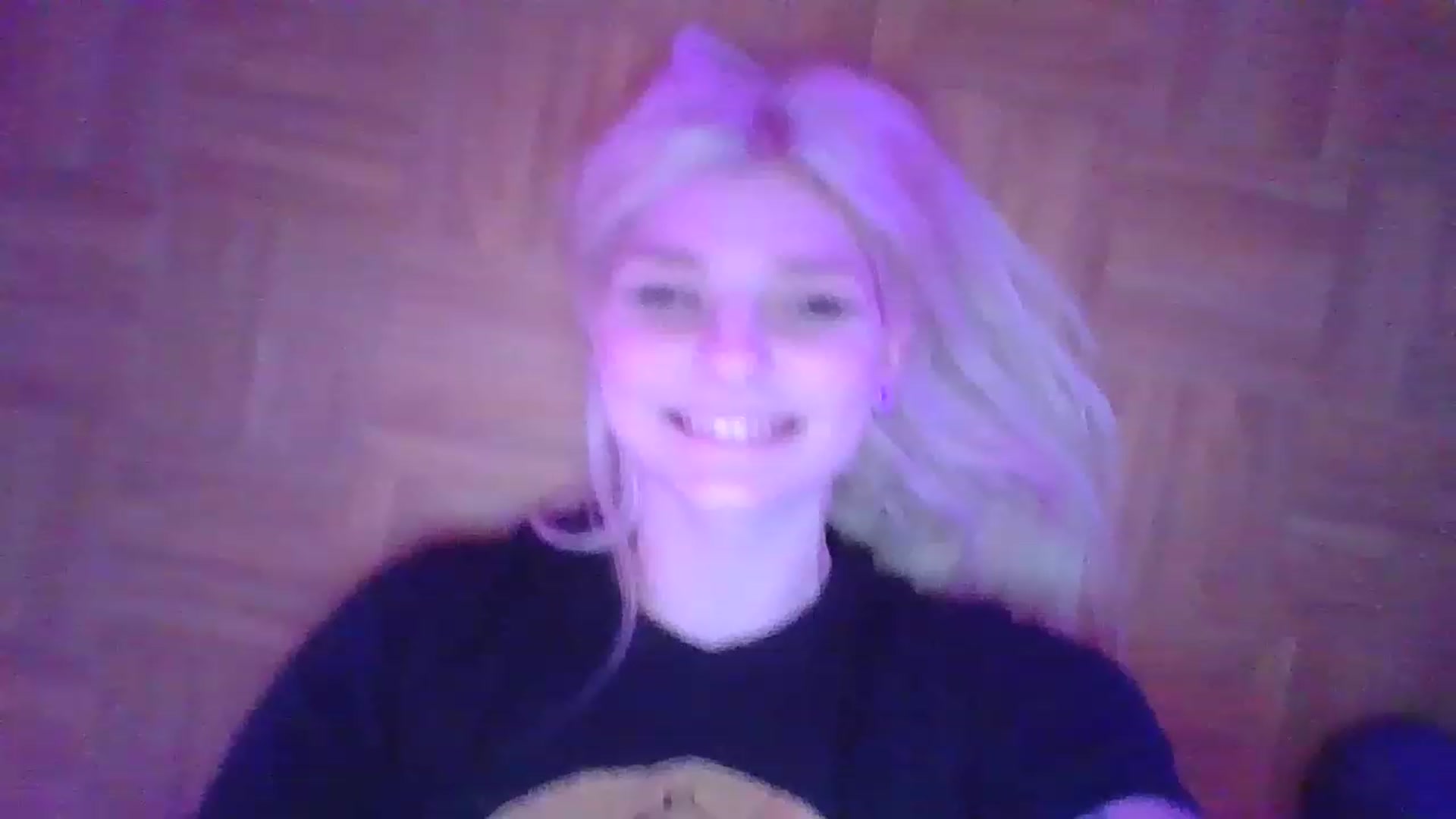 Gallery image thumbnail from DuckChan0's myfreecams stream on, 12/19/2022, 19:48 image 6 of 20