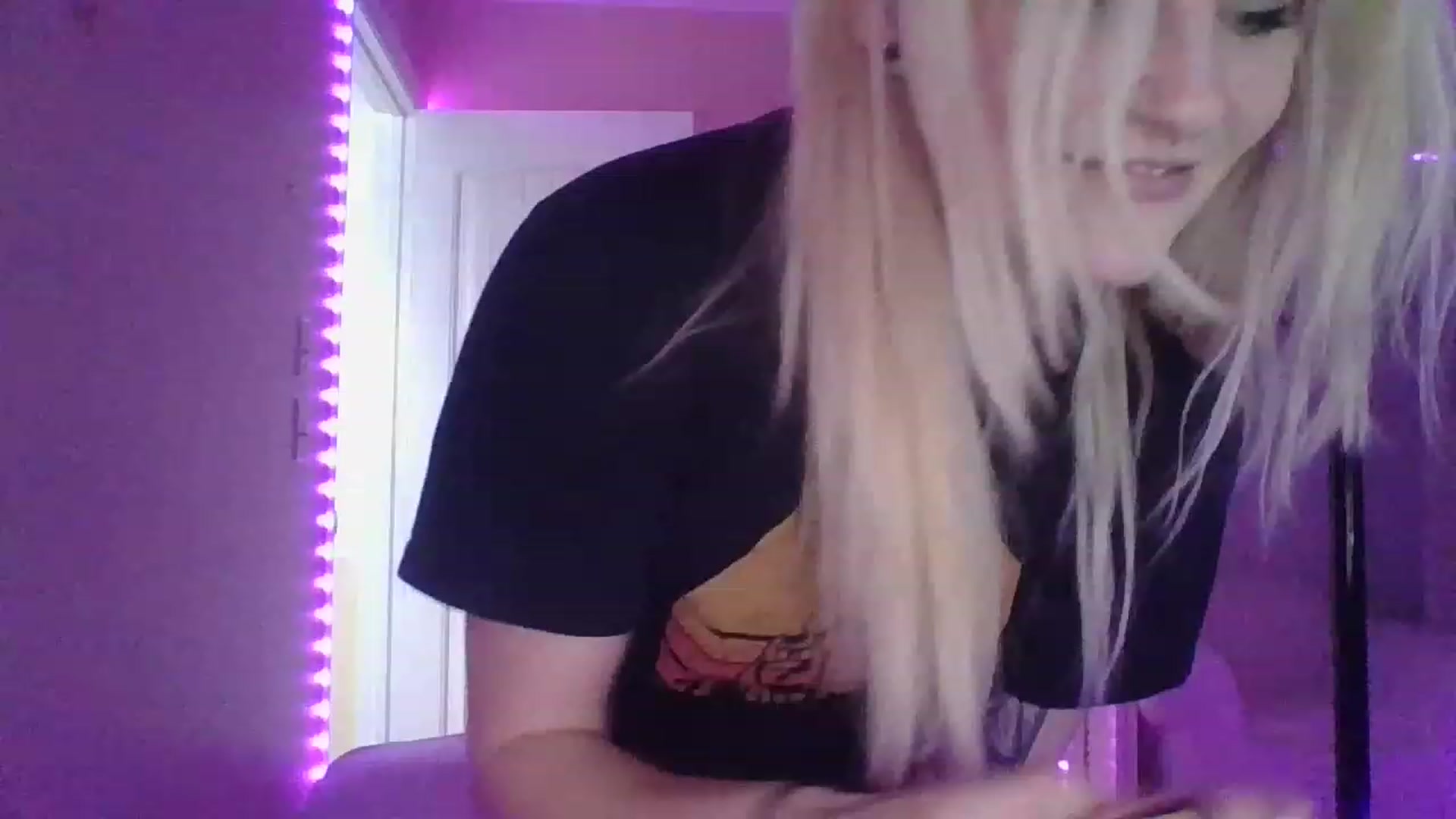 Gallery image thumbnail from DuckChan0's myfreecams stream on, 12/19/2022, 19:48 image 2 of 20