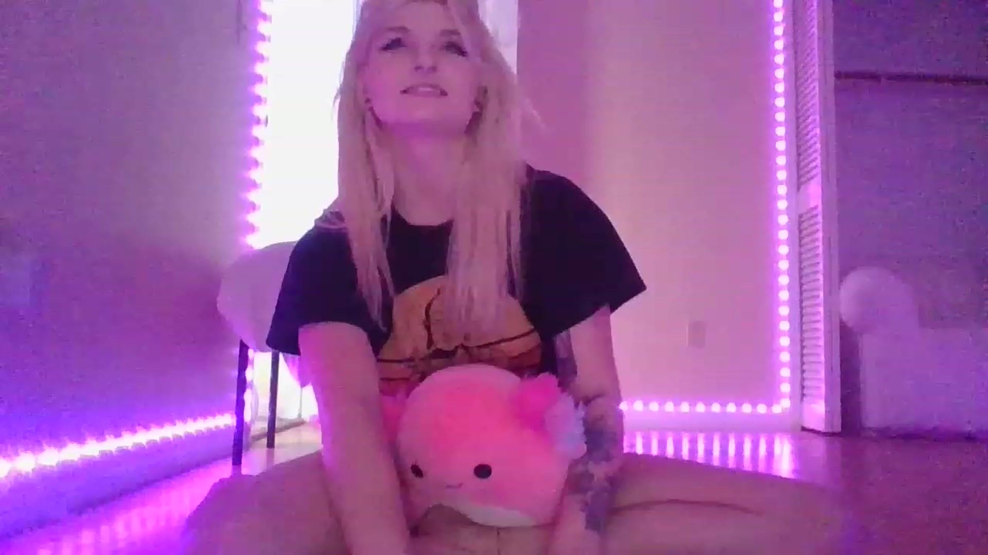 Gallery image thumbnail from DuckChan0's myfreecams stream on, 12/19/2022, 19:48 image 8 of 20
