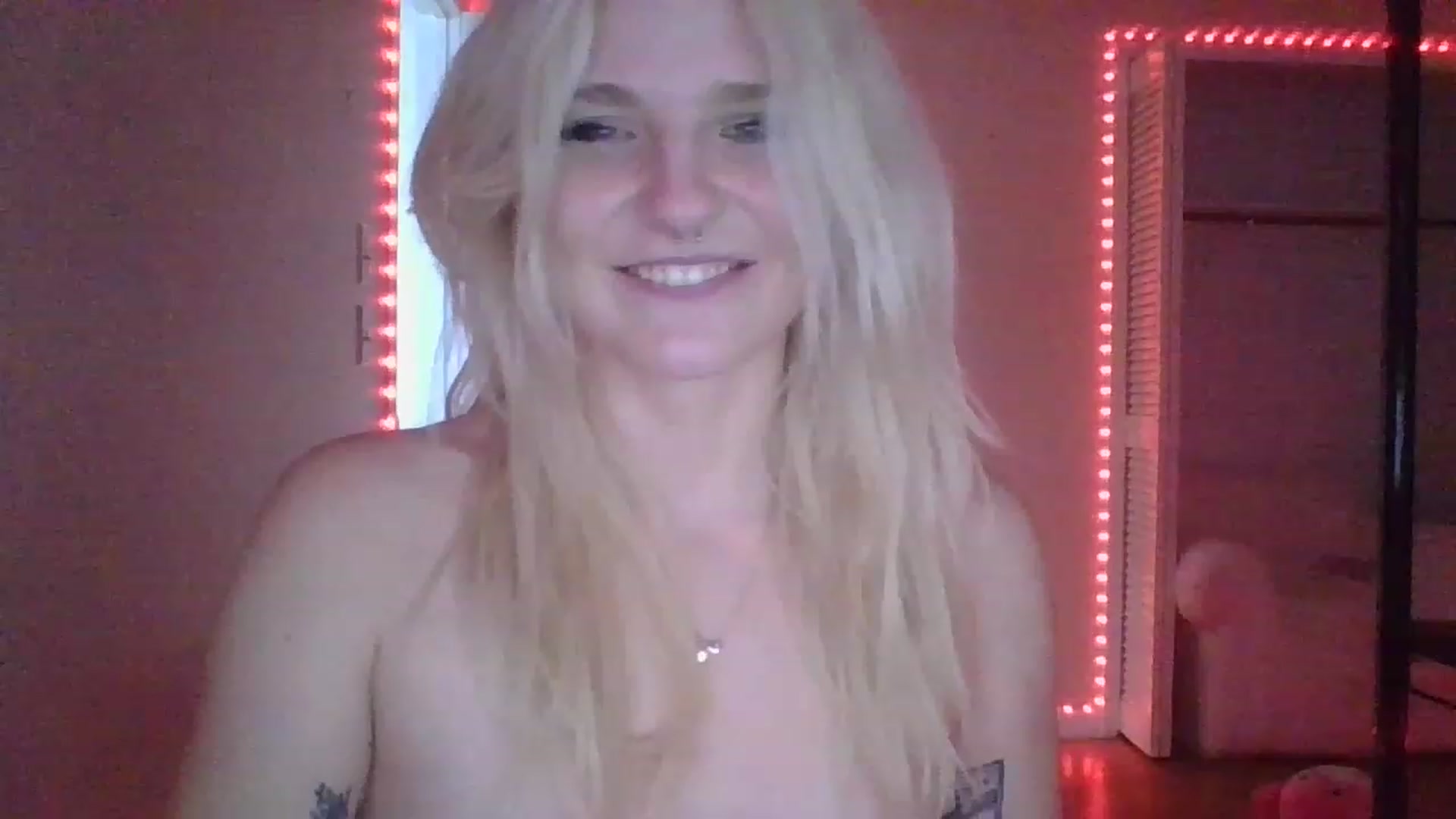 Gallery image thumbnail from DuckChan0's myfreecams stream on, 12/19/2022, 19:48 image 18 of 20