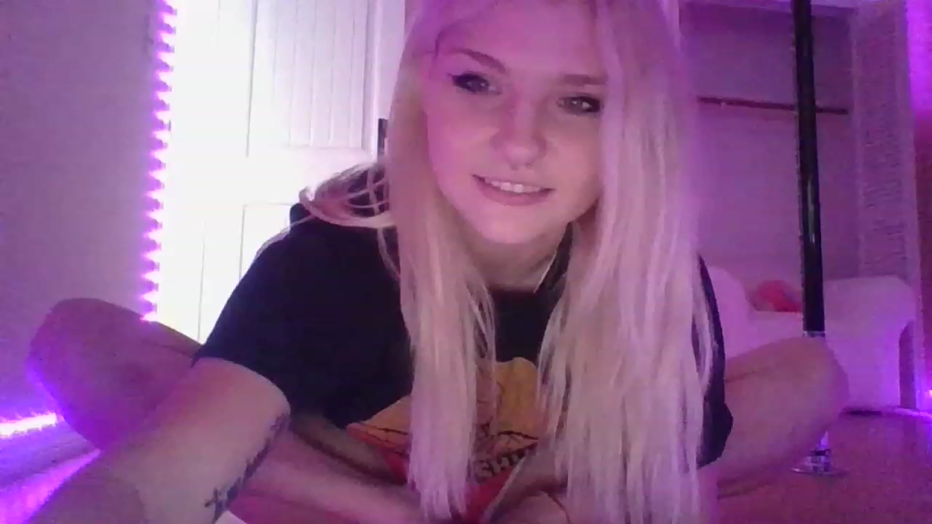 Gallery image thumbnail from DuckChan0's myfreecams stream on, 12/19/2022, 19:48 image 1 of 20