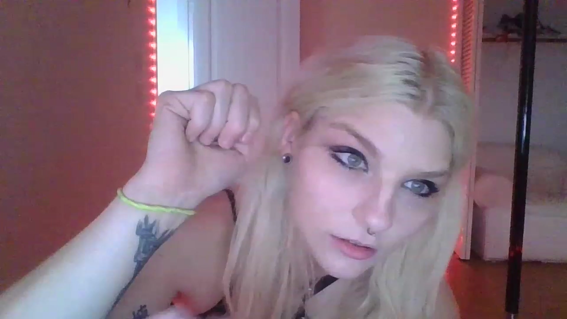 Gallery image thumbnail from DuckChan0's myfreecams stream on, 12/21/2022, 19:25 image 2 of 20