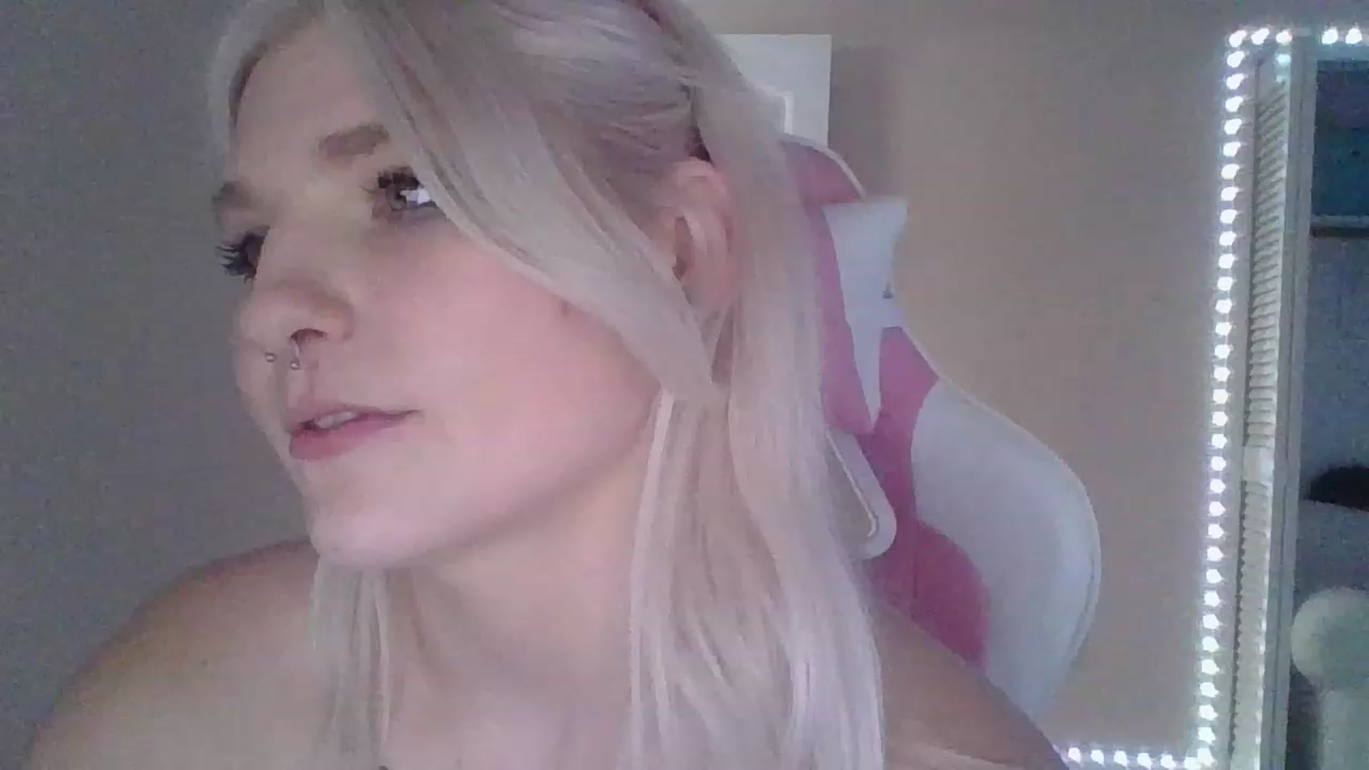 Gallery image thumbnail from DuckChan0's myfreecams stream on, 01/03/2023, 18:10 image 13 of 20