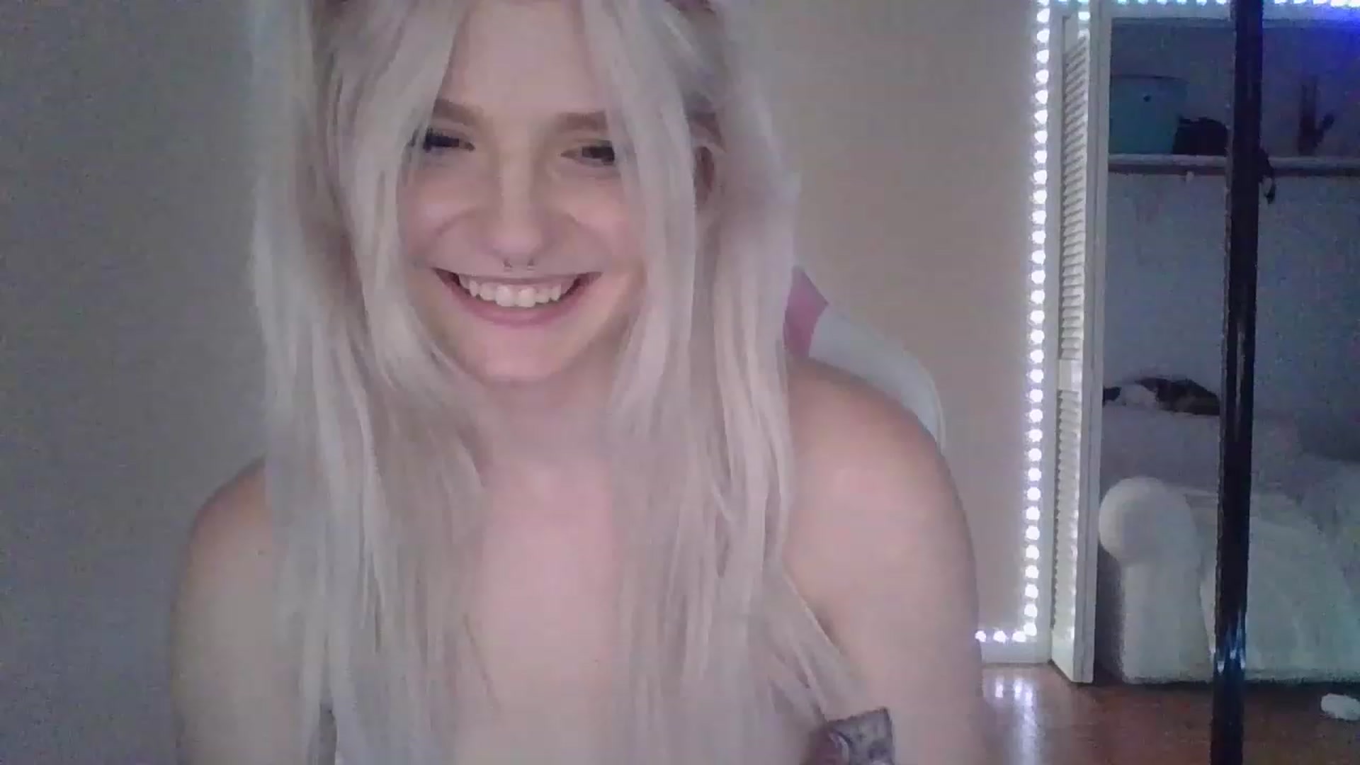 Gallery image thumbnail from DuckChan0's myfreecams stream on, 01/03/2023, 18:10 image 6 of 20
