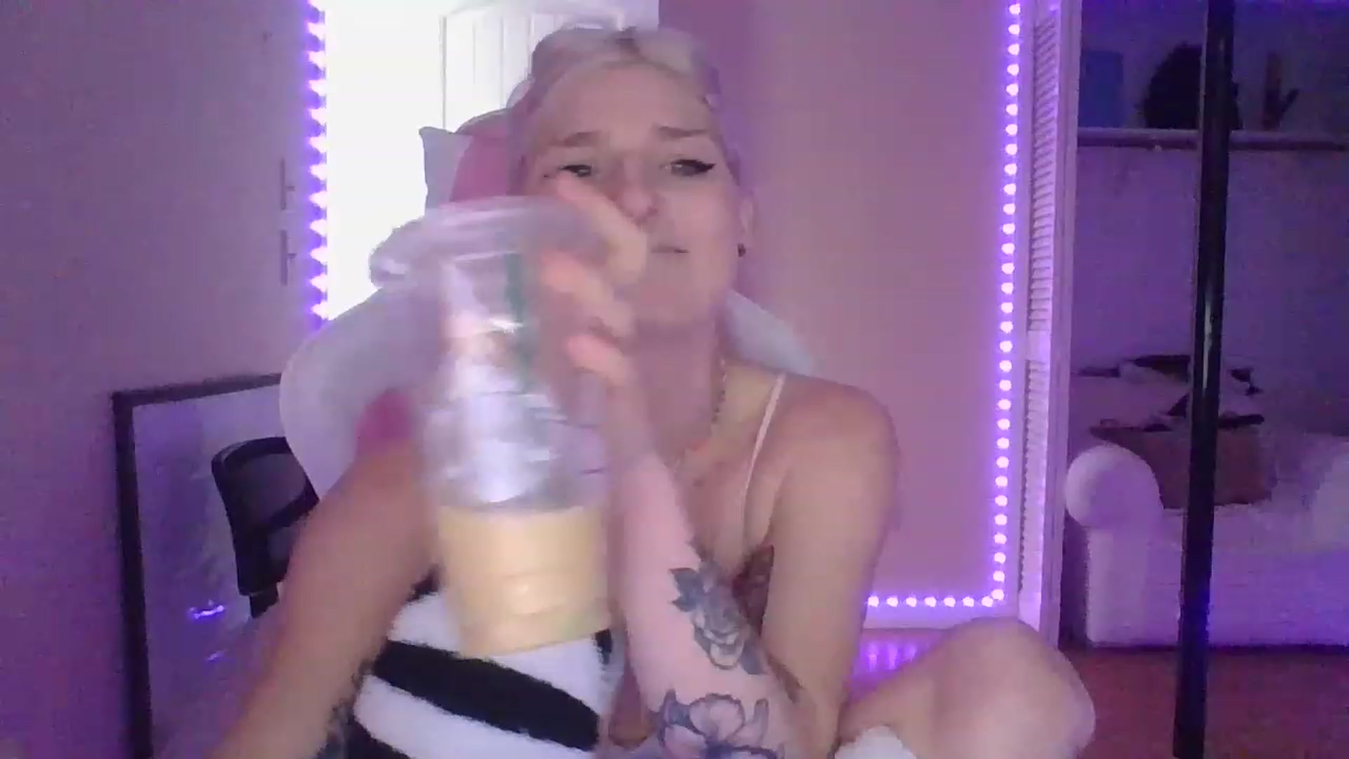 Gallery image thumbnail from DuckChan0's myfreecams stream on, 01/05/2023, 15:21 image 19 of 20