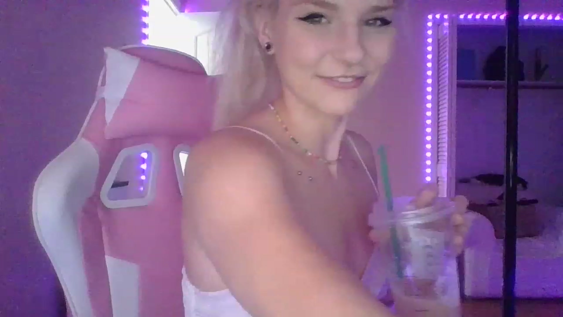 Gallery image thumbnail from DuckChan0's myfreecams stream on, 01/05/2023, 15:21 image 7 of 20