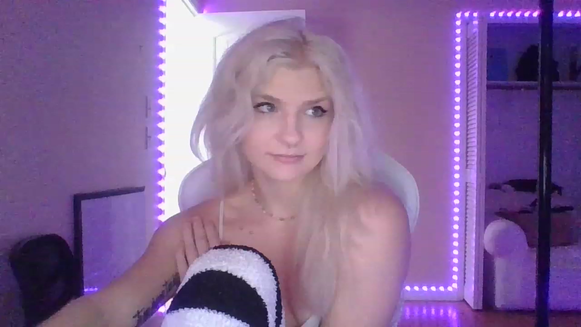 Gallery image thumbnail from DuckChan0's myfreecams stream on, 01/05/2023, 15:21 image 1 of 20