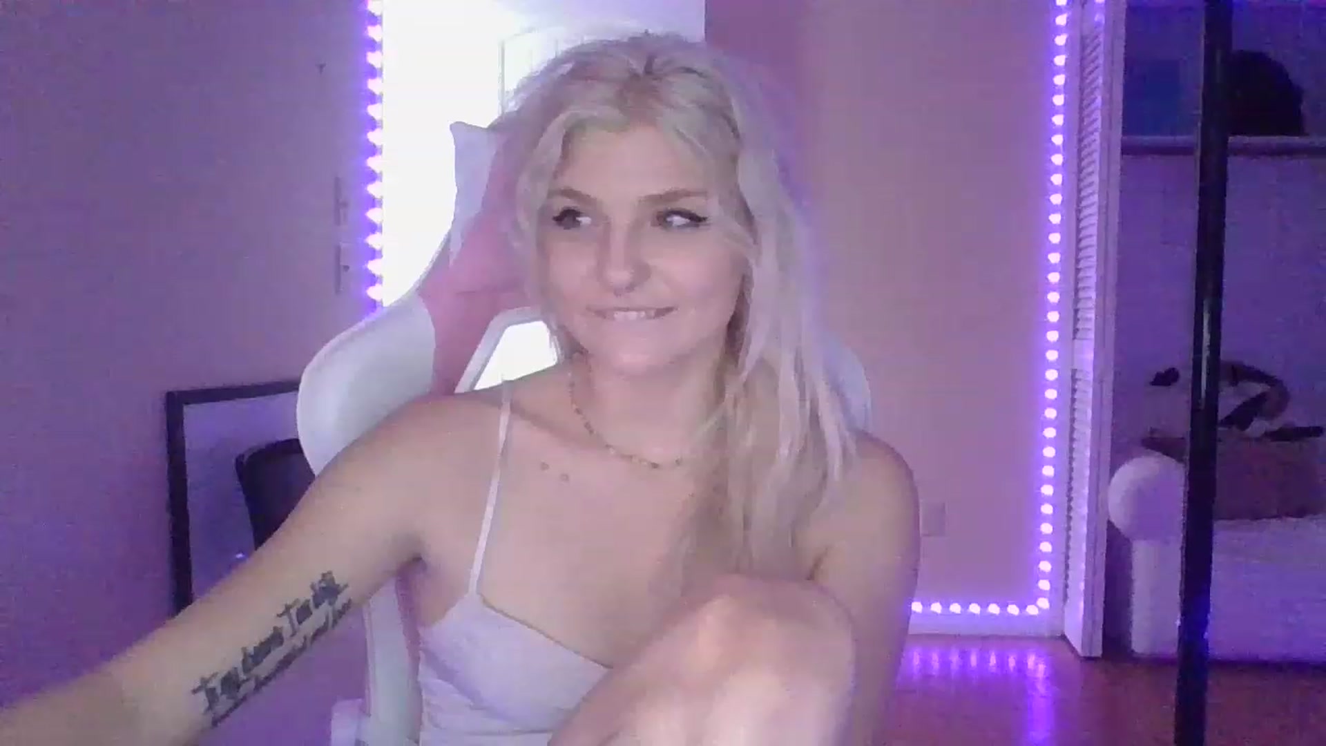 Gallery image thumbnail from DuckChan0's myfreecams stream on, 01/05/2023, 17:27 image 7 of 20