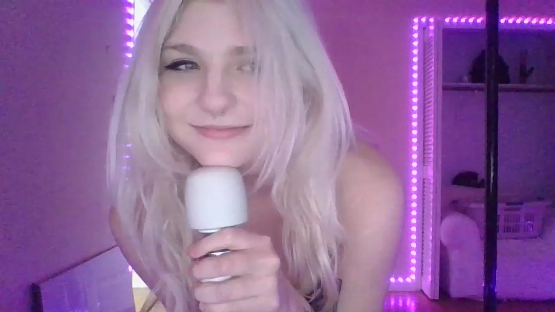 Gallery image thumbnail from DuckChan0's myfreecams stream on, 01/10/2023, 17:21 image 5 of 20