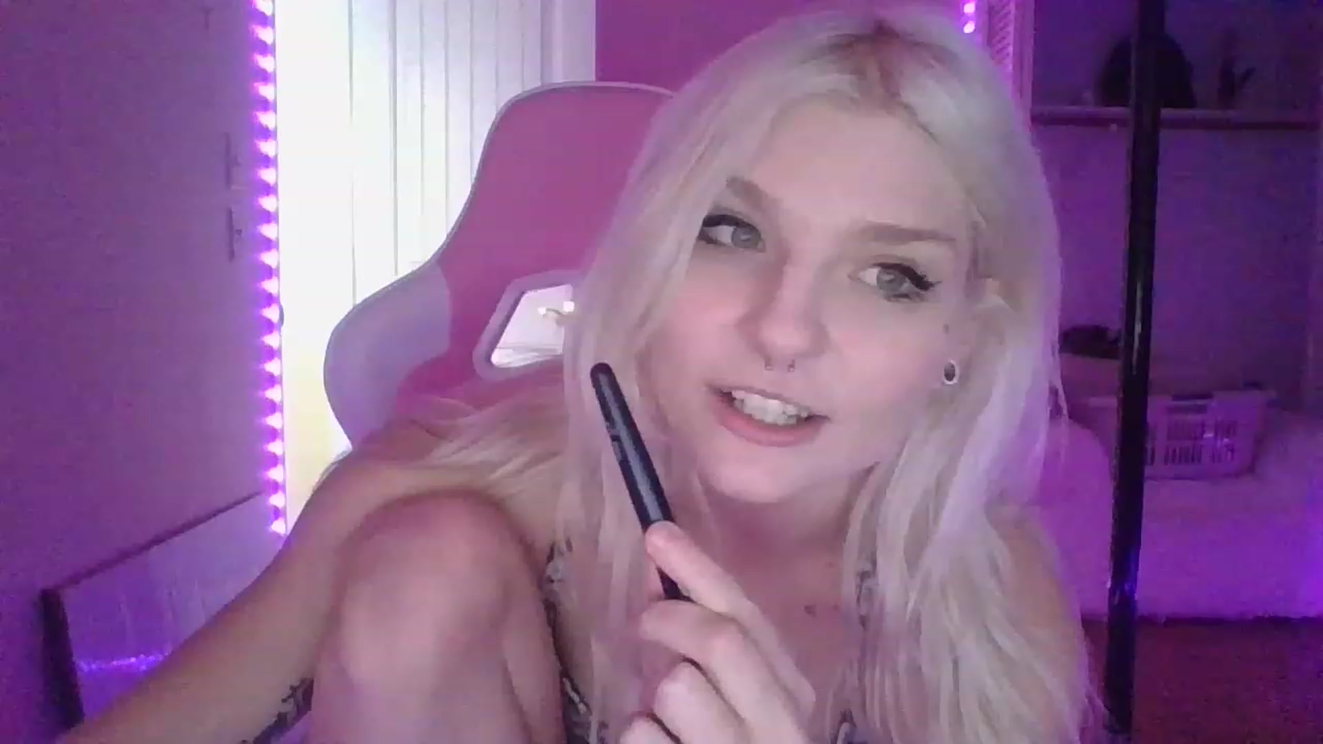 Gallery image thumbnail from DuckChan0's myfreecams stream on, 01/10/2023, 17:21 image 19 of 20