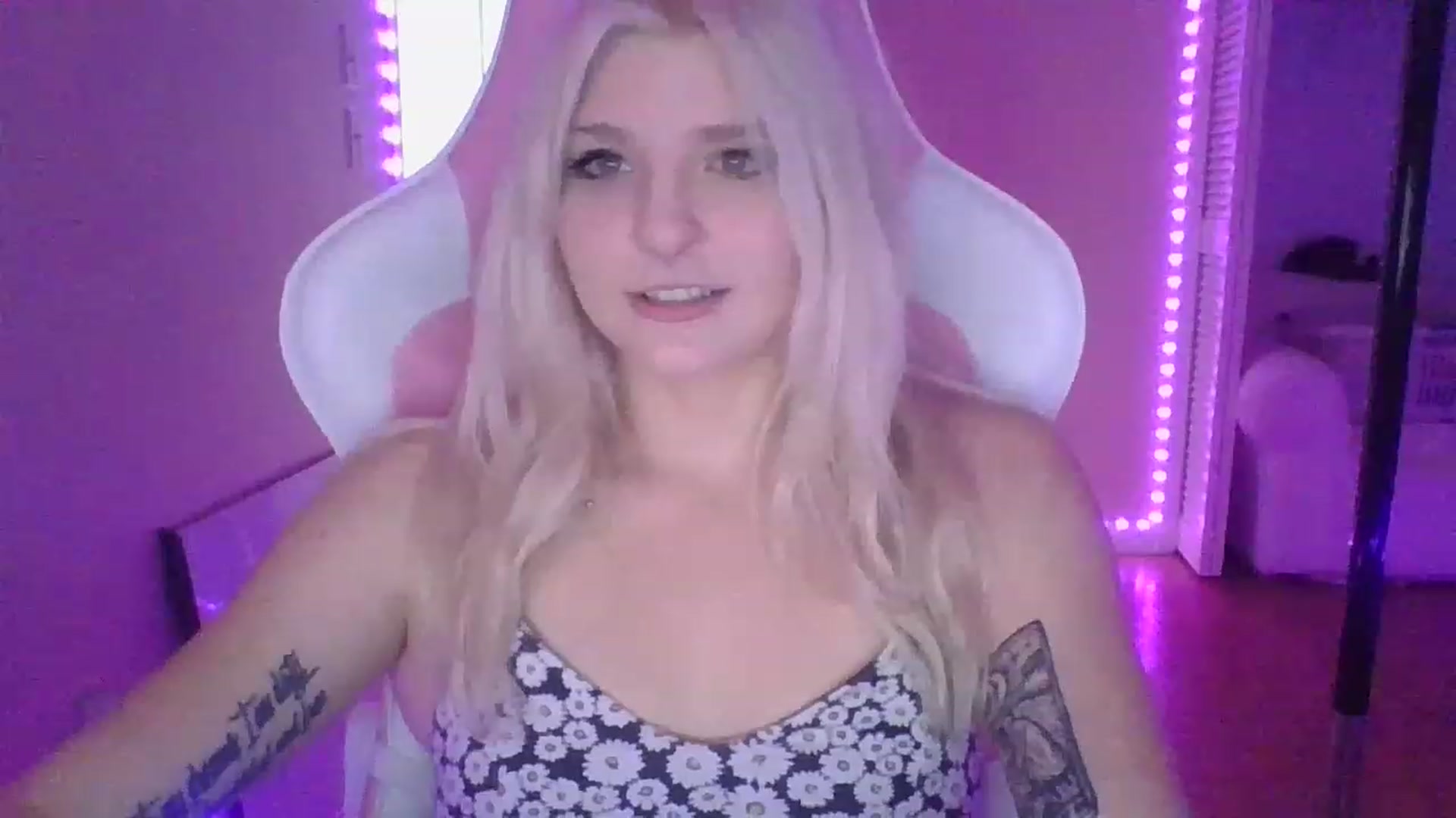 Gallery image thumbnail from DuckChan0's myfreecams stream on, 01/10/2023, 17:21 image 14 of 20