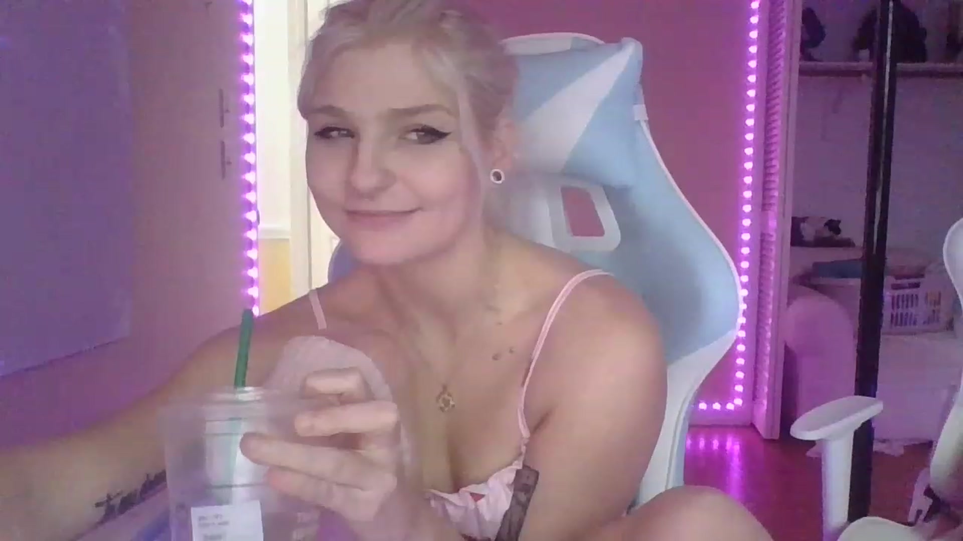 Gallery image thumbnail from DuckChan0's myfreecams stream on, 01/13/2023, 15:08 image 4 of 20