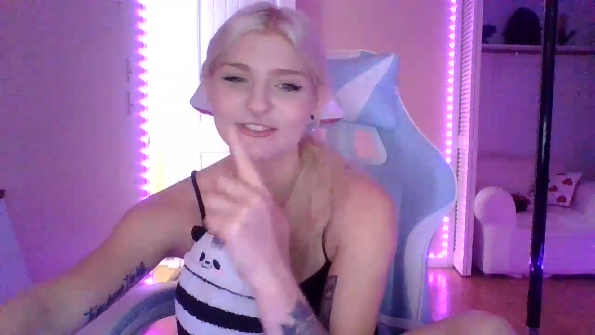 Gallery image thumbnail from DuckChan0's myfreecams stream on, 01/17/2023, 17:07 image 18 of 20