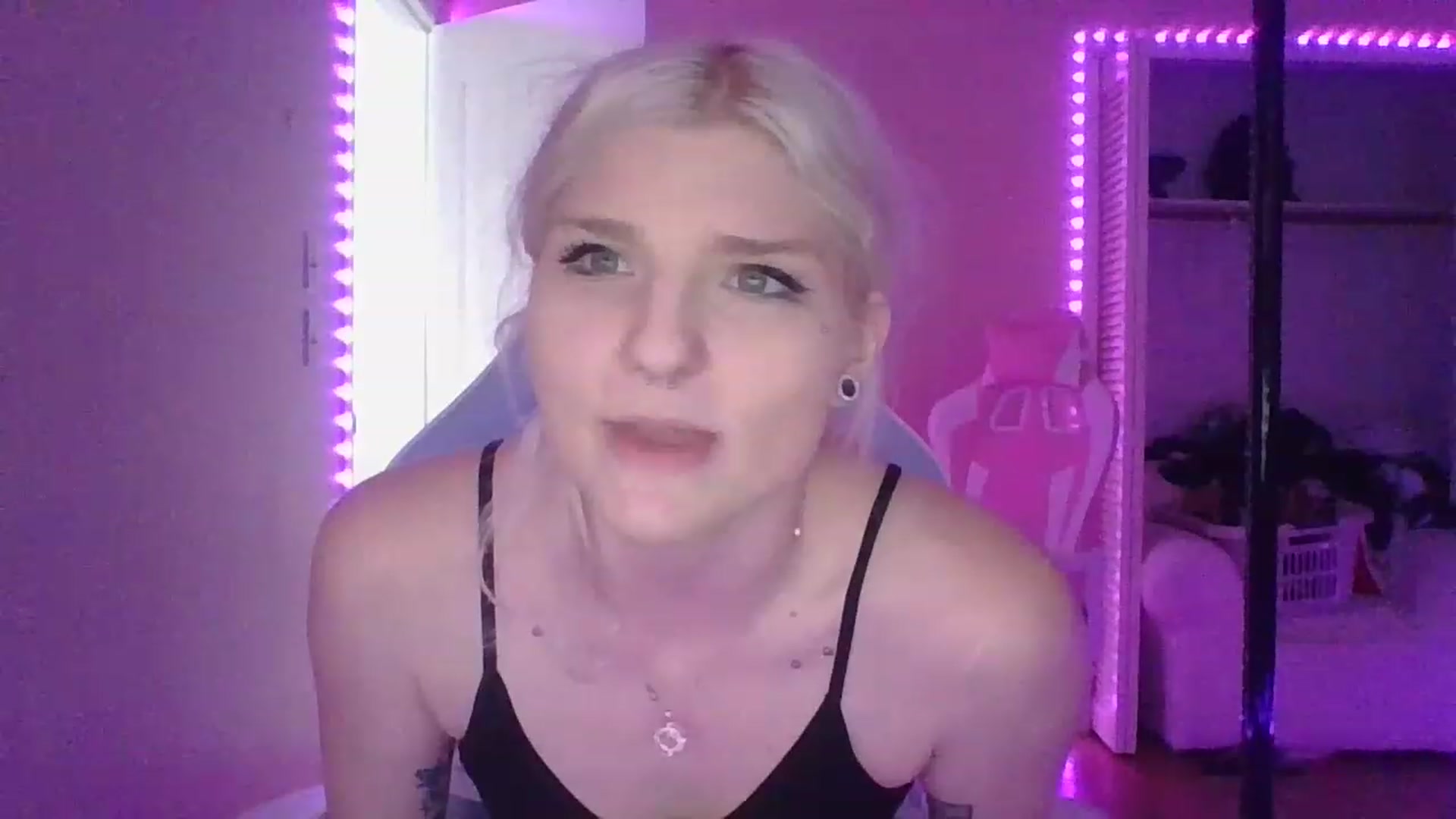 Gallery image thumbnail from DuckChan0's myfreecams stream on, 01/19/2023, 16:54 image 10 of 20