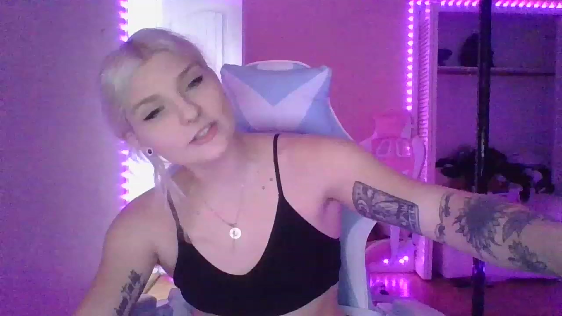 Gallery image thumbnail from DuckChan0's myfreecams stream on, 01/19/2023, 16:54 image 14 of 20