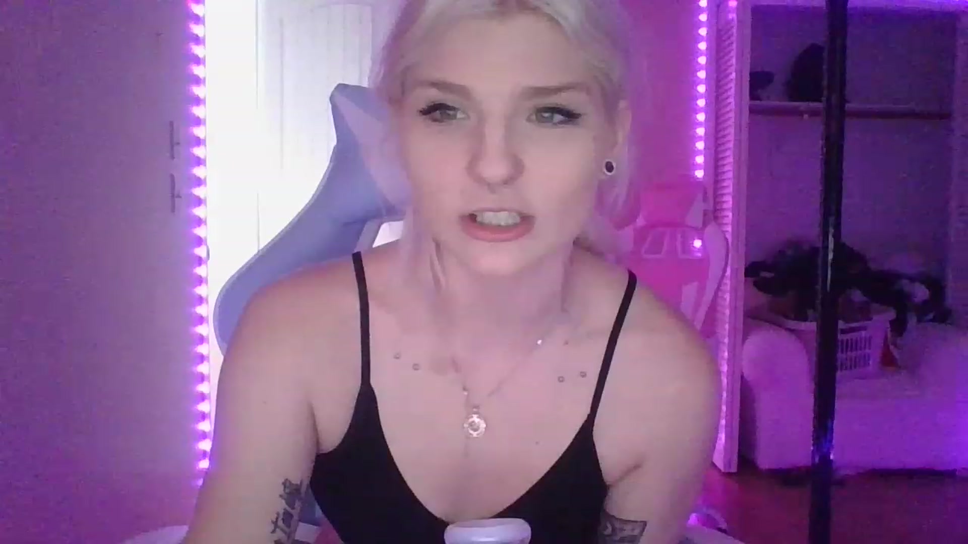 Gallery image thumbnail from DuckChan0's myfreecams stream on, 01/19/2023, 16:54 image 15 of 20