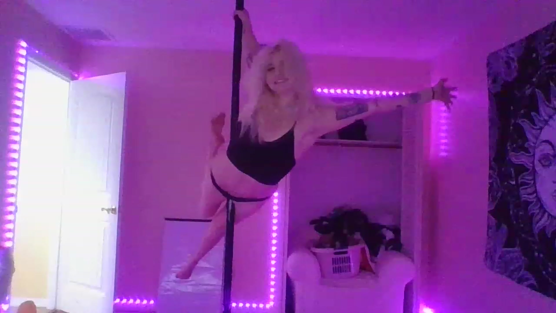 Gallery image thumbnail from DuckChan0's myfreecams stream on, 01/19/2023, 17:32 image 11 of 20