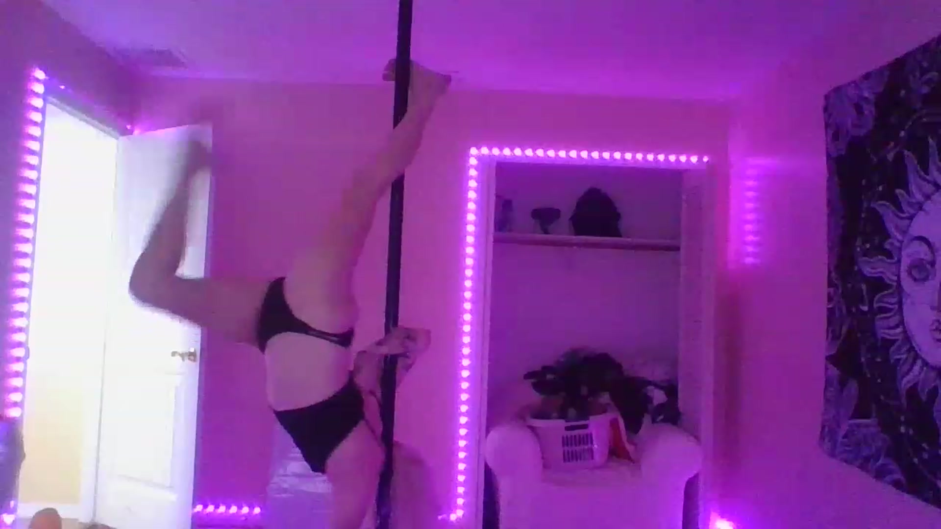 Gallery image thumbnail from DuckChan0's myfreecams stream on, 01/19/2023, 17:32 image 10 of 20