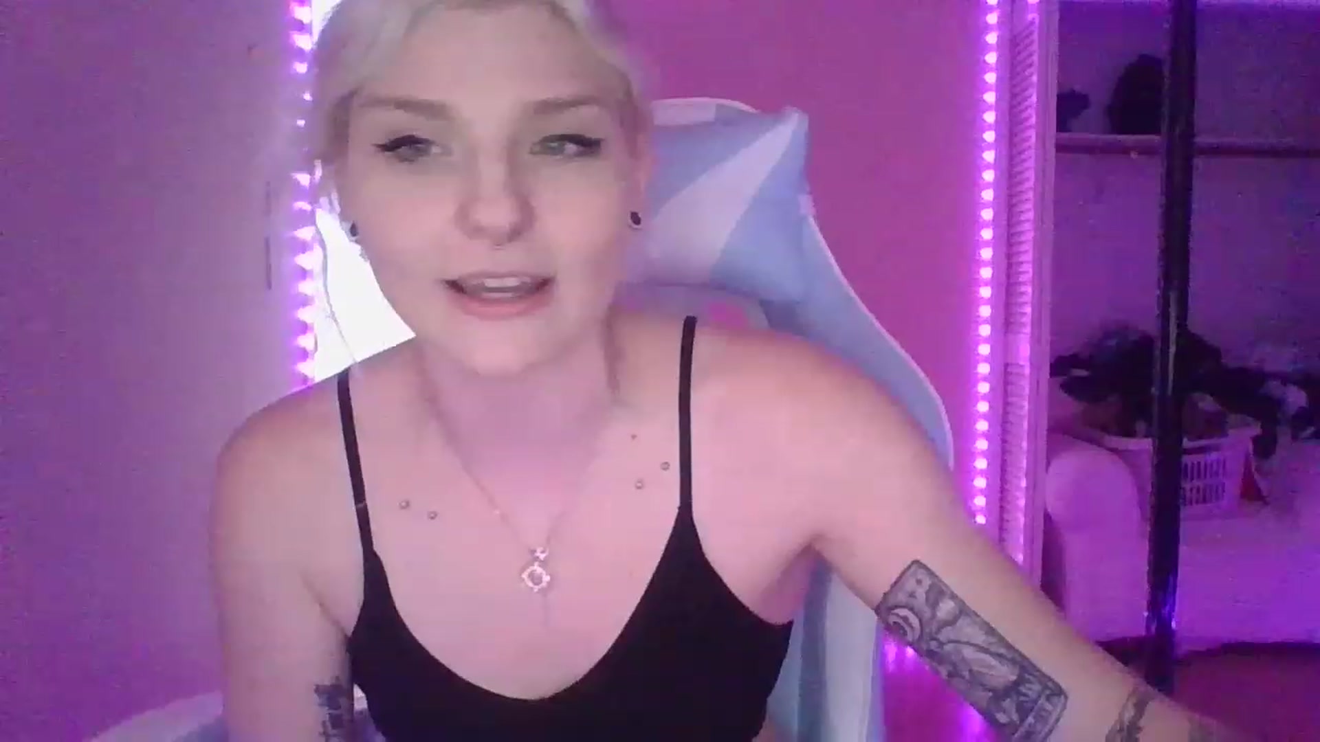 Gallery image thumbnail from DuckChan0's myfreecams stream on, 01/19/2023, 18:16 image 8 of 20