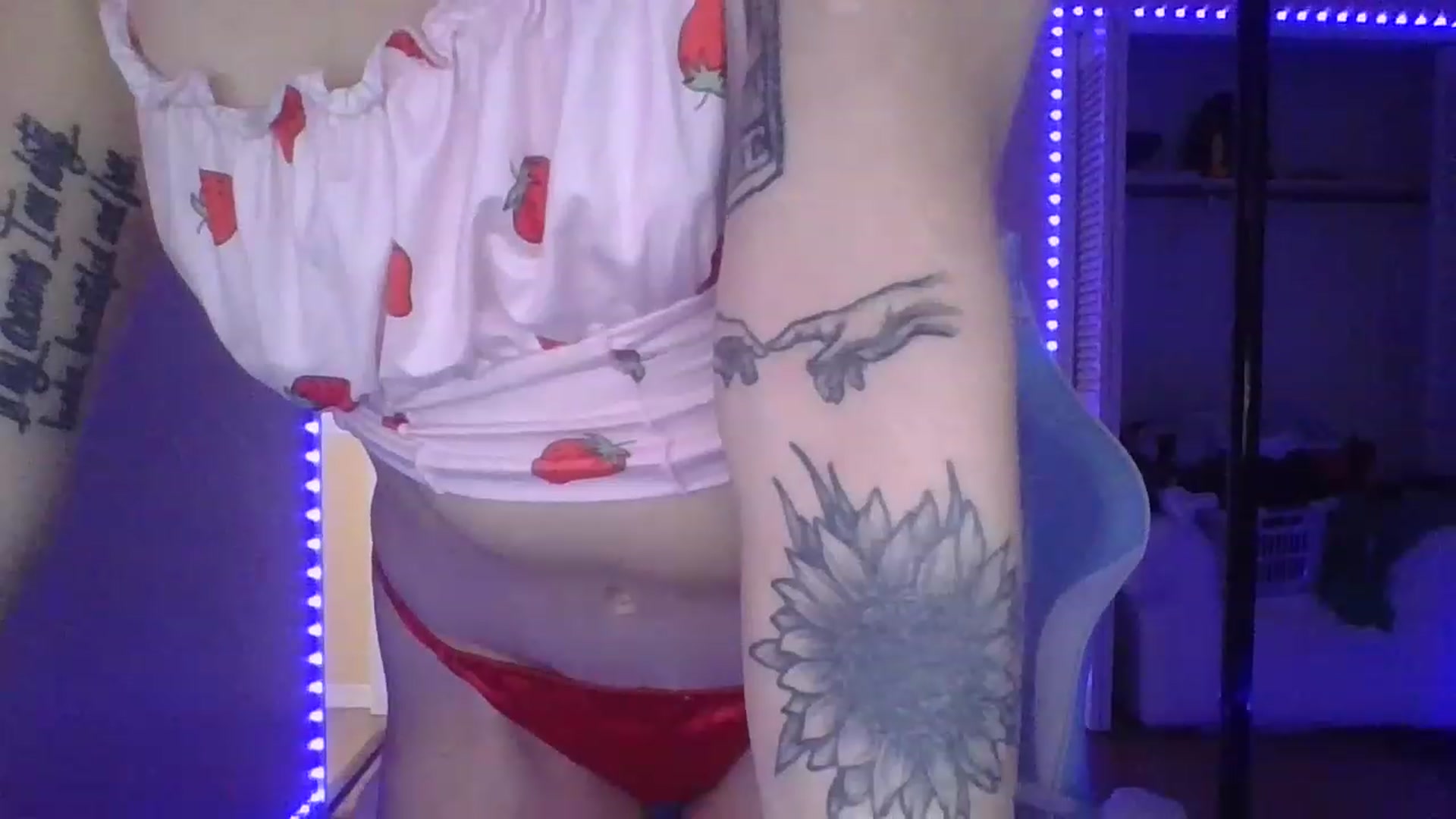 Gallery image thumbnail from DuckChan0's myfreecams stream on, 01/20/2023, 16:54 image 15 of 20