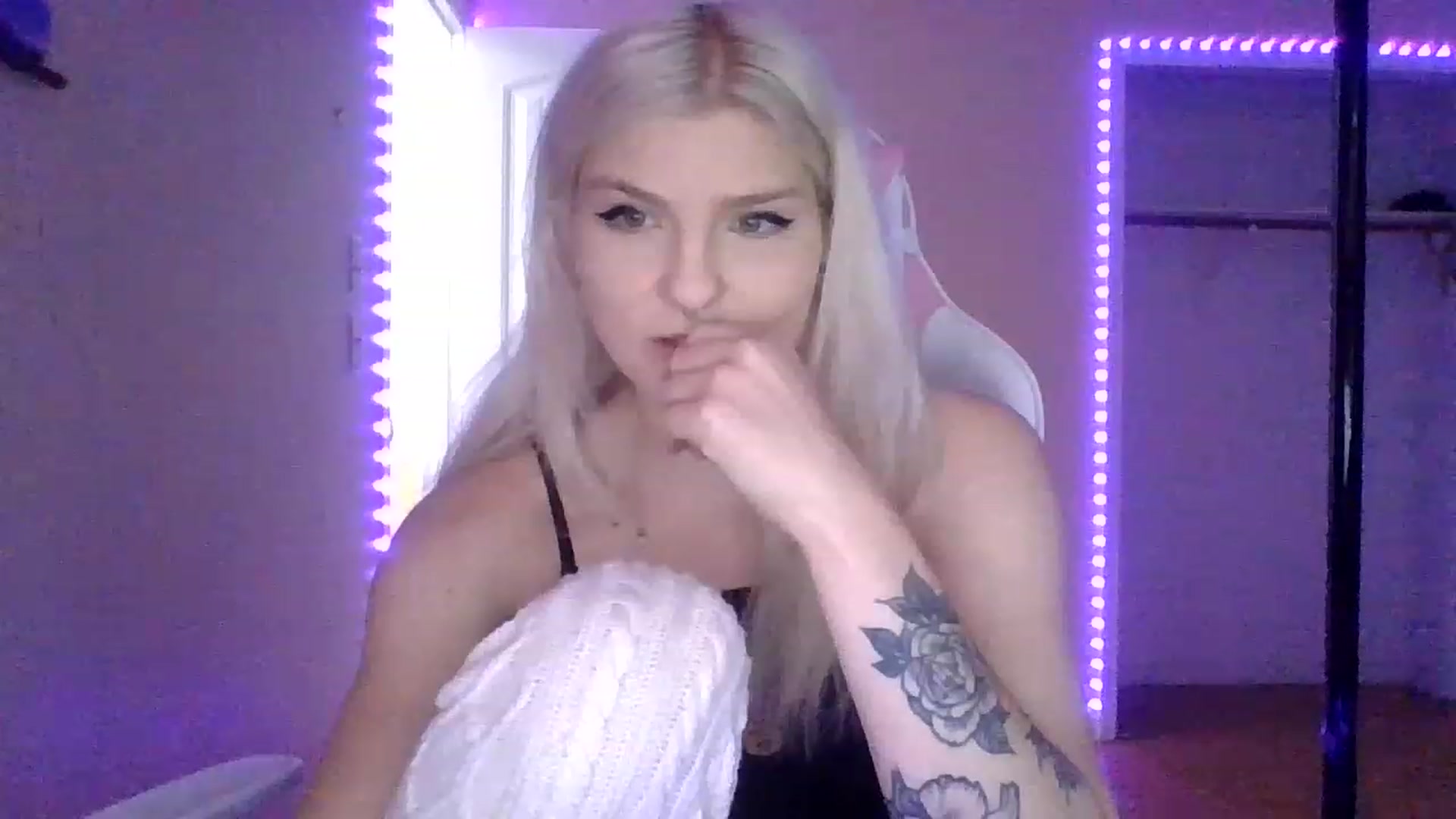 Gallery image thumbnail from DuckChan0's myfreecams stream on, 01/25/2023, 15:40 image 18 of 20