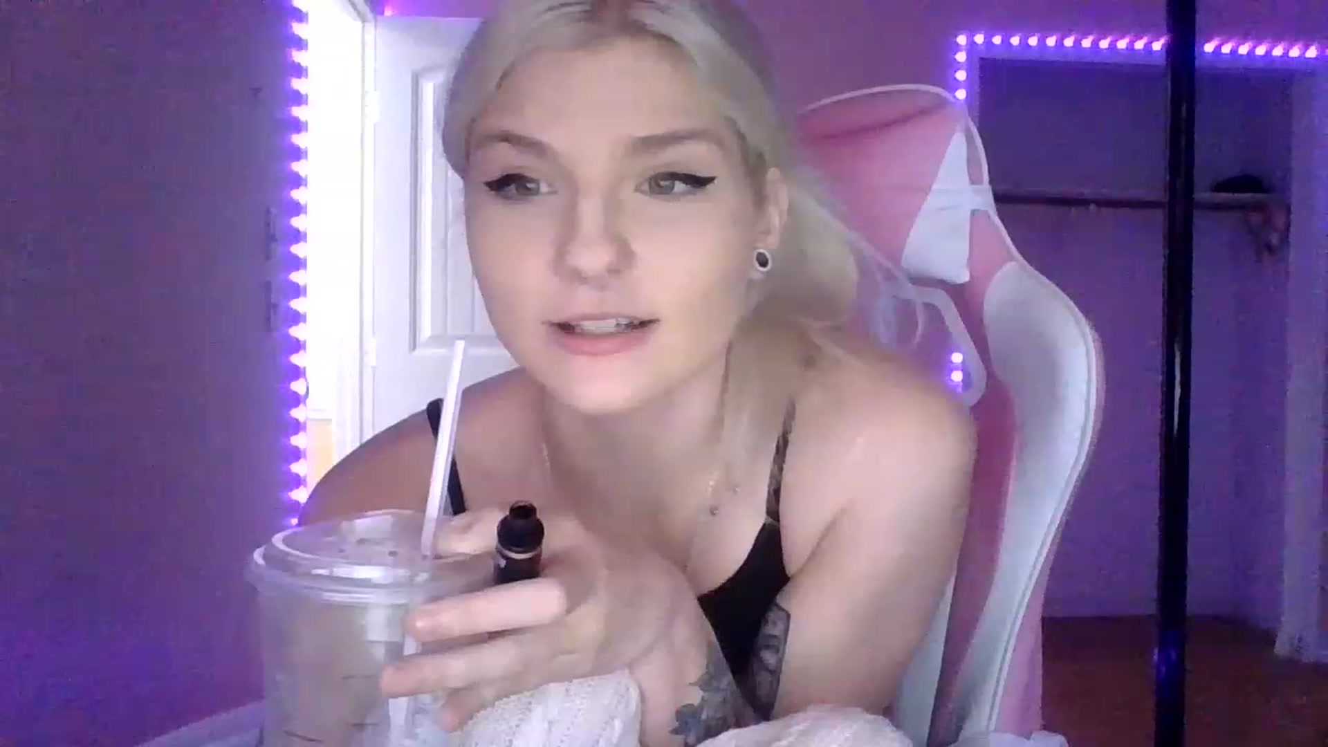 Gallery image thumbnail from DuckChan0's myfreecams stream on, 01/25/2023, 15:40 image 8 of 20
