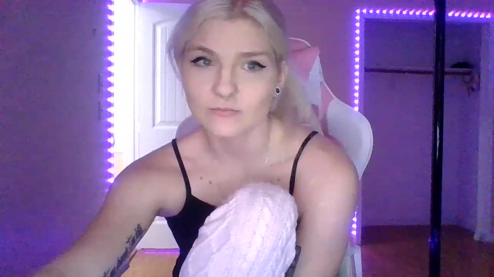 Gallery image thumbnail from DuckChan0's myfreecams stream on, 01/25/2023, 15:40 image 4 of 20