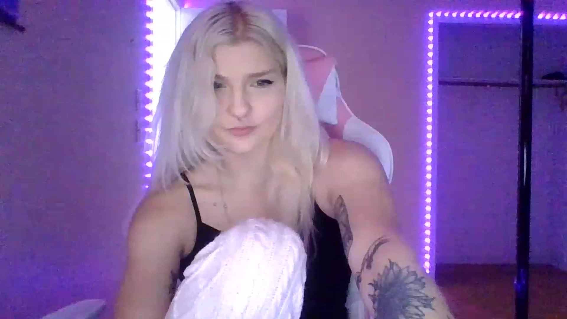 Gallery image thumbnail from DuckChan0's myfreecams stream on, 01/25/2023, 15:40 image 17 of 20