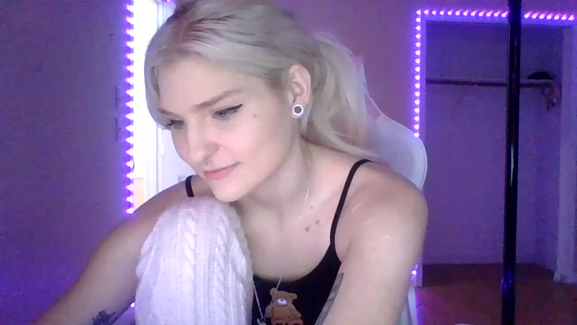 Gallery image thumbnail from DuckChan0's myfreecams stream on, 01/25/2023, 15:40 image 6 of 20
