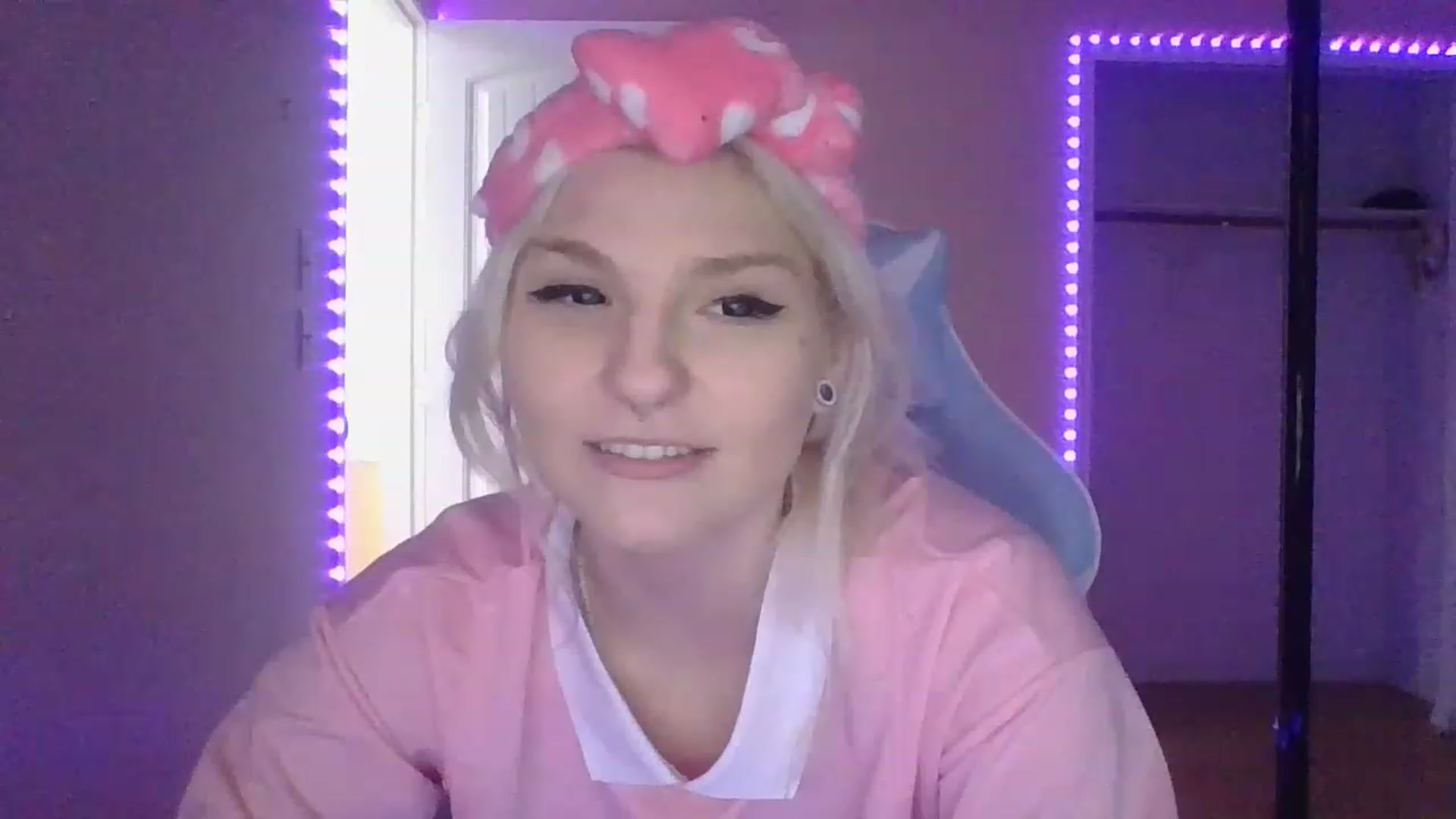 Gallery image thumbnail from DuckChan0's myfreecams stream on, 01/26/2023, 17:16 image 6 of 20