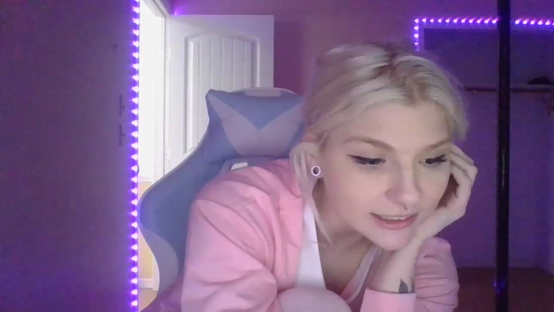 Gallery image thumbnail from DuckChan0's myfreecams stream on, 01/26/2023, 17:16 image 5 of 20