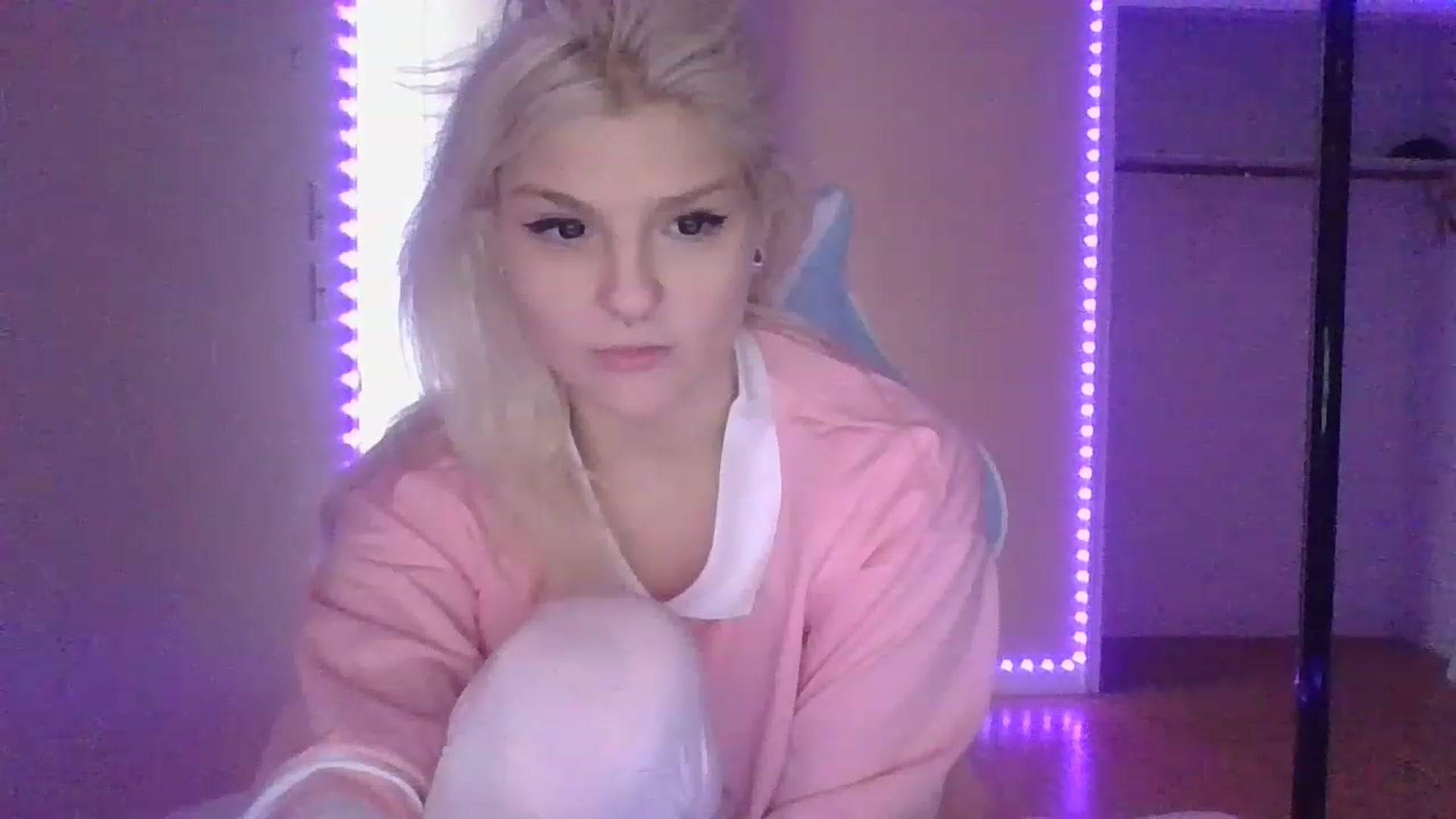 Gallery image thumbnail from DuckChan0's myfreecams stream on, 01/26/2023, 17:16 image 3 of 20